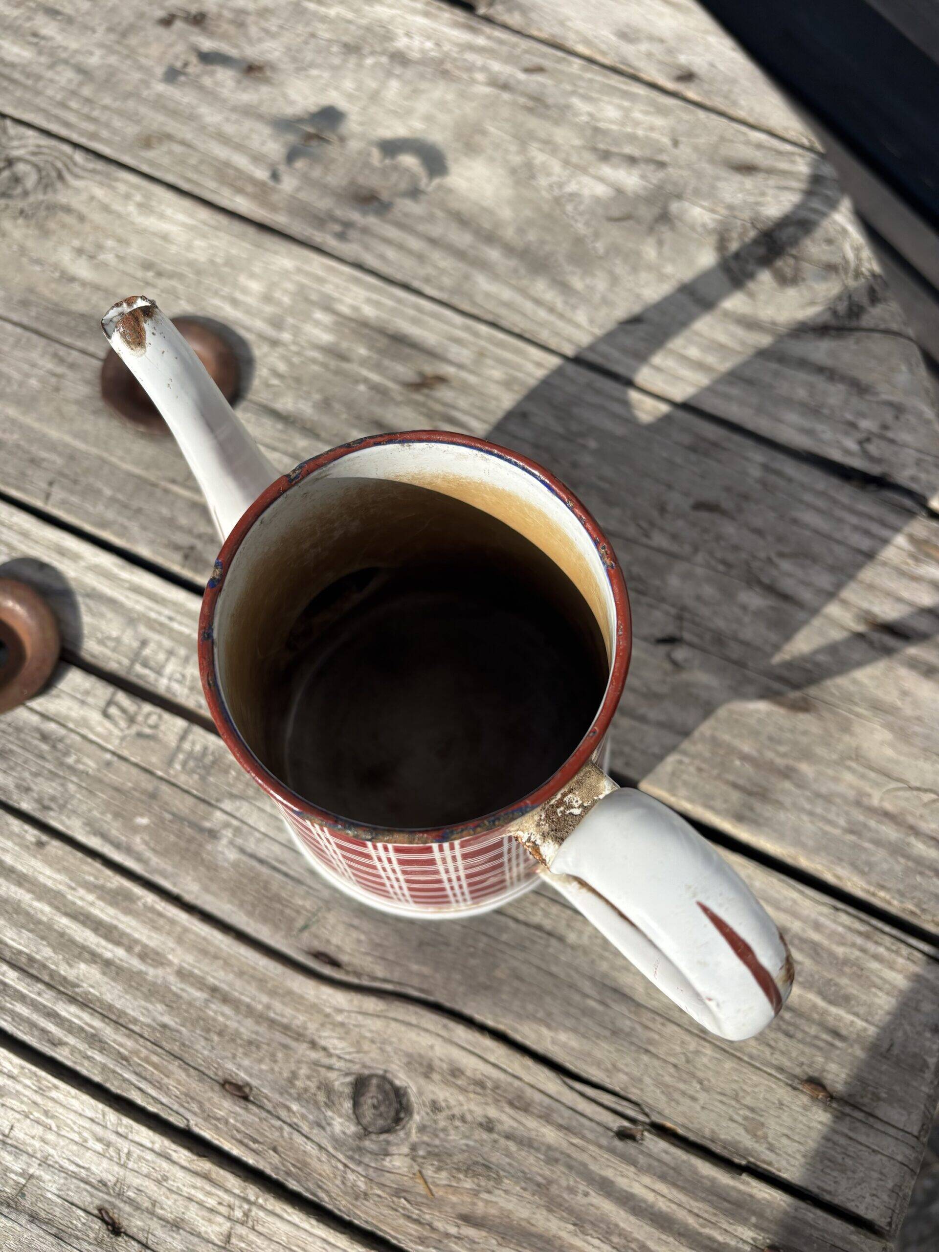 Cafetière à carreaux bordeaux