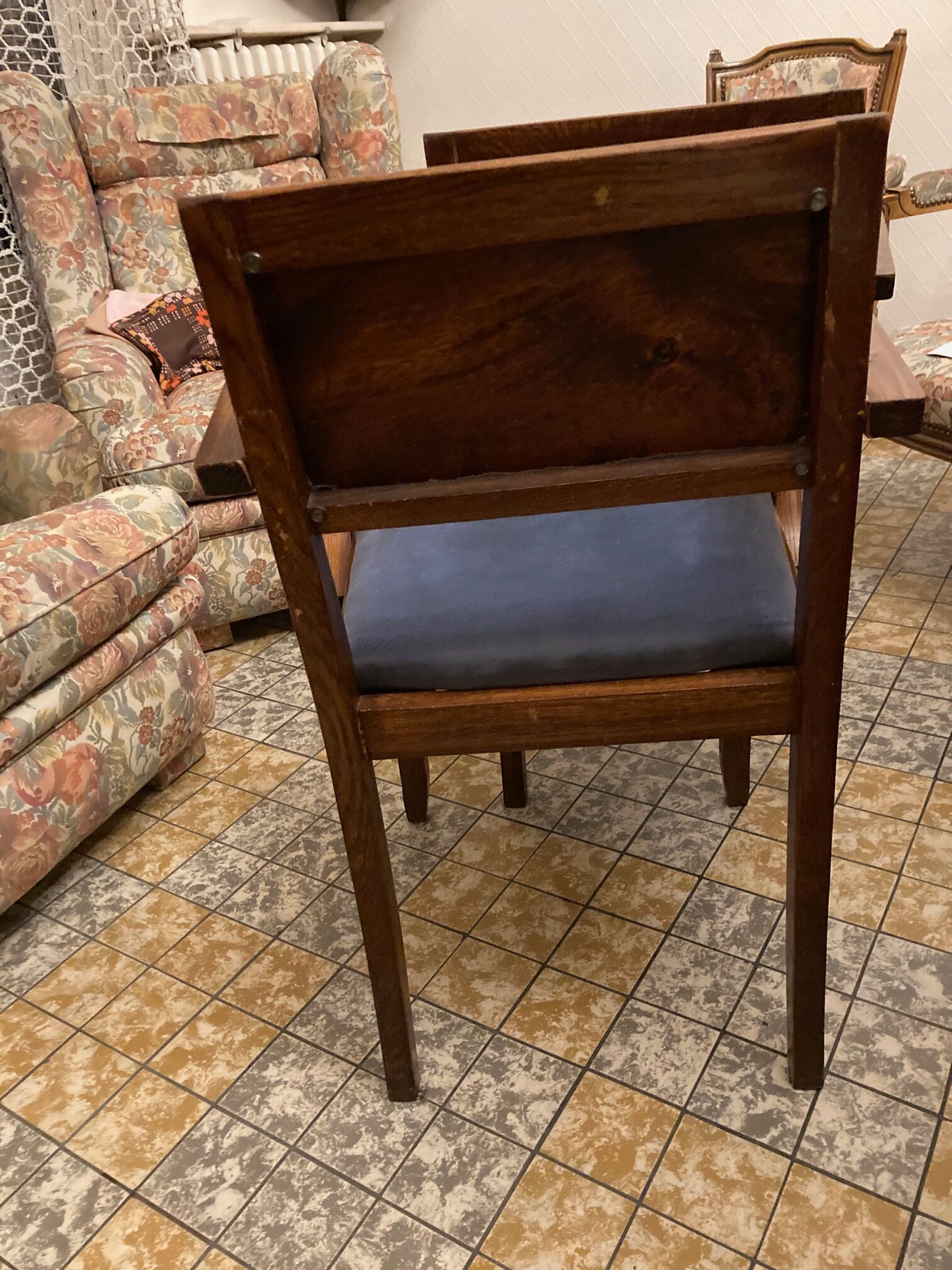 Chairs with armrests