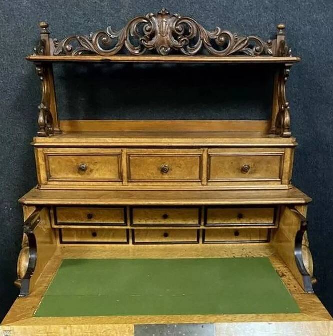 Commode Secrétaire en noyer avec étagère sculptée – époque Louis Philippe