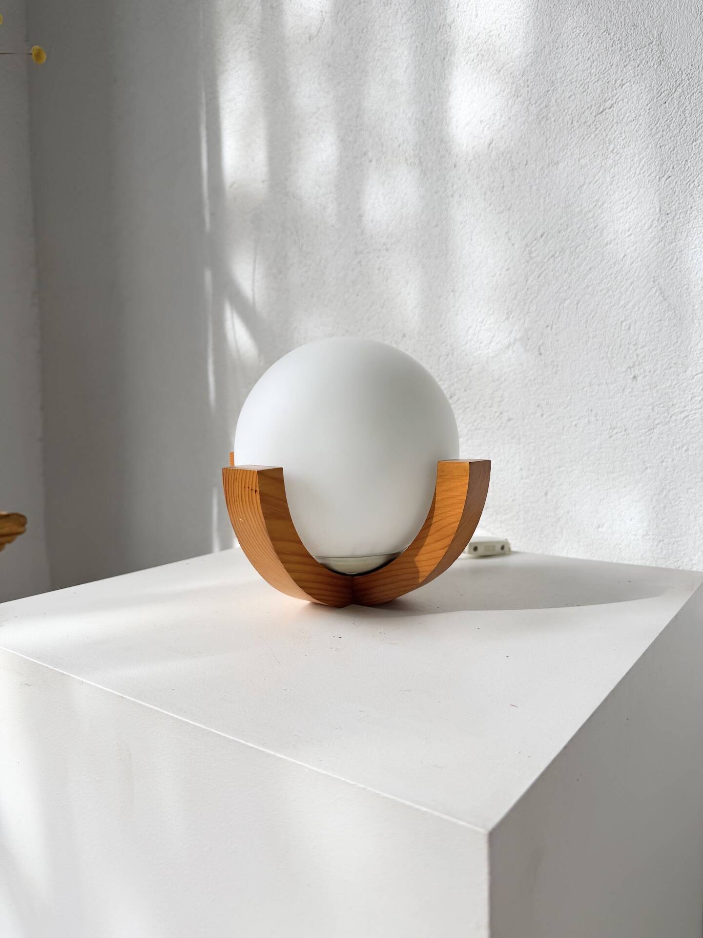 1980s pin support ball desk lamp