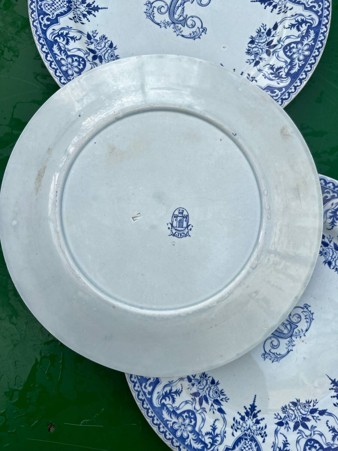 6 assiettes Gien série monogramme « 2nd choix »