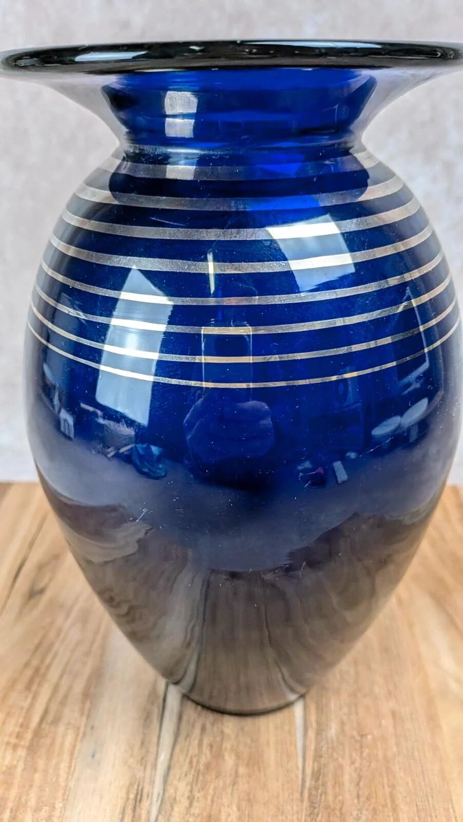 Vase ancien en verre bleu cobalt à filets dorés