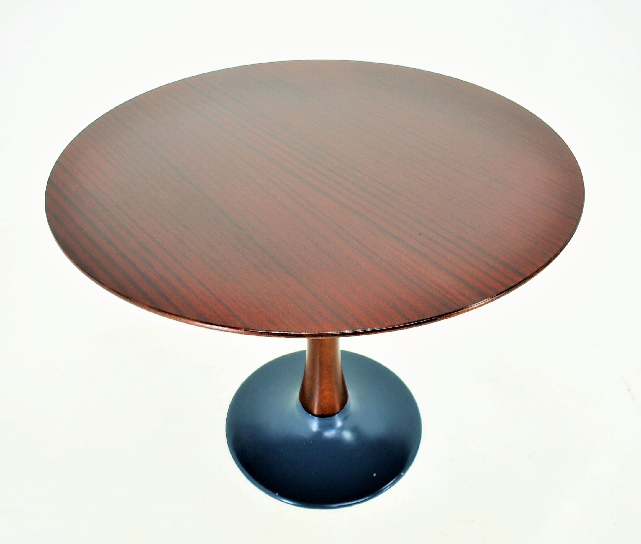 Designed mahogany round dining table, 1969