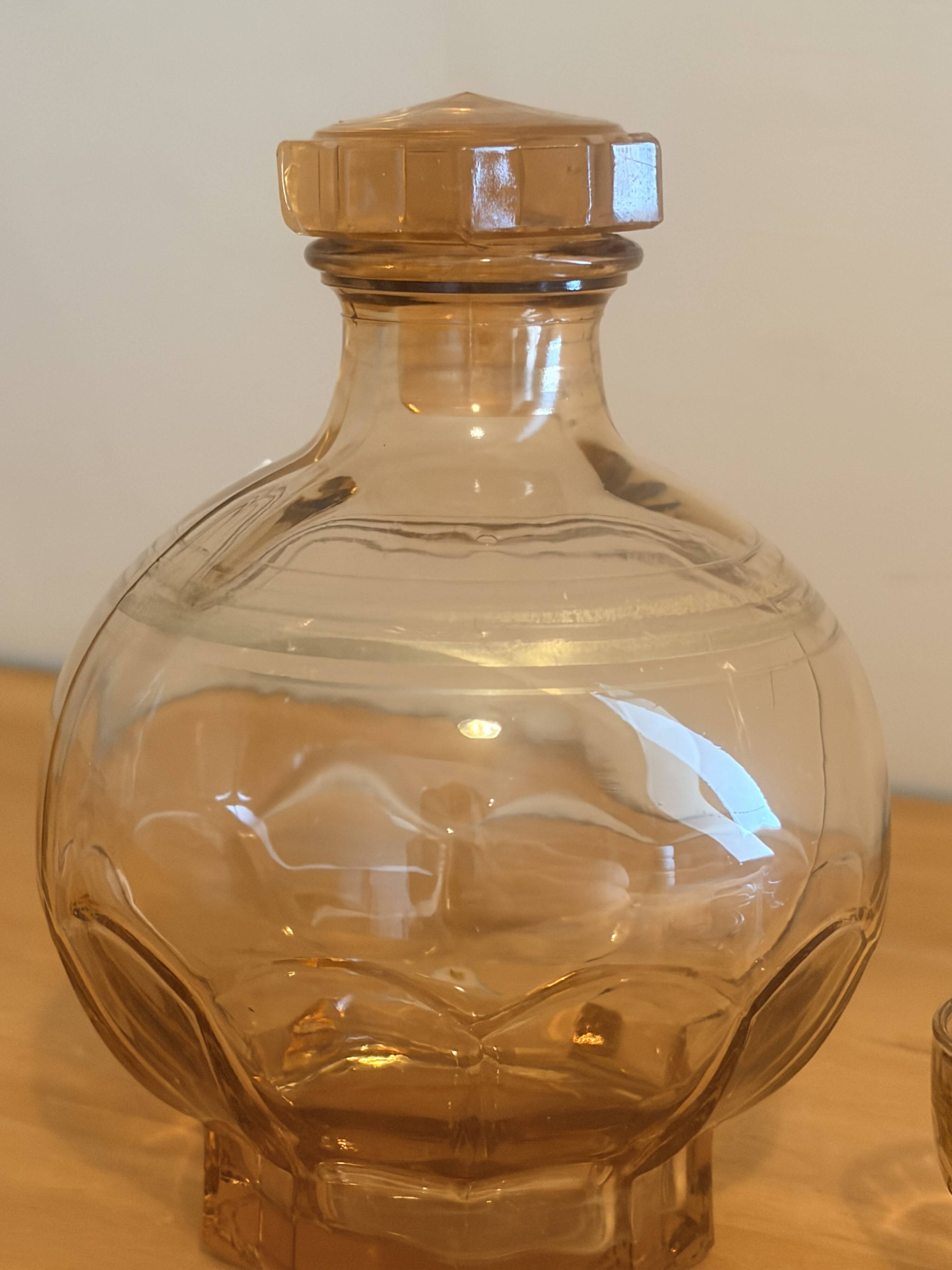 Carafe and 5 pink glass liqueur glasses with a gold rim 2008123