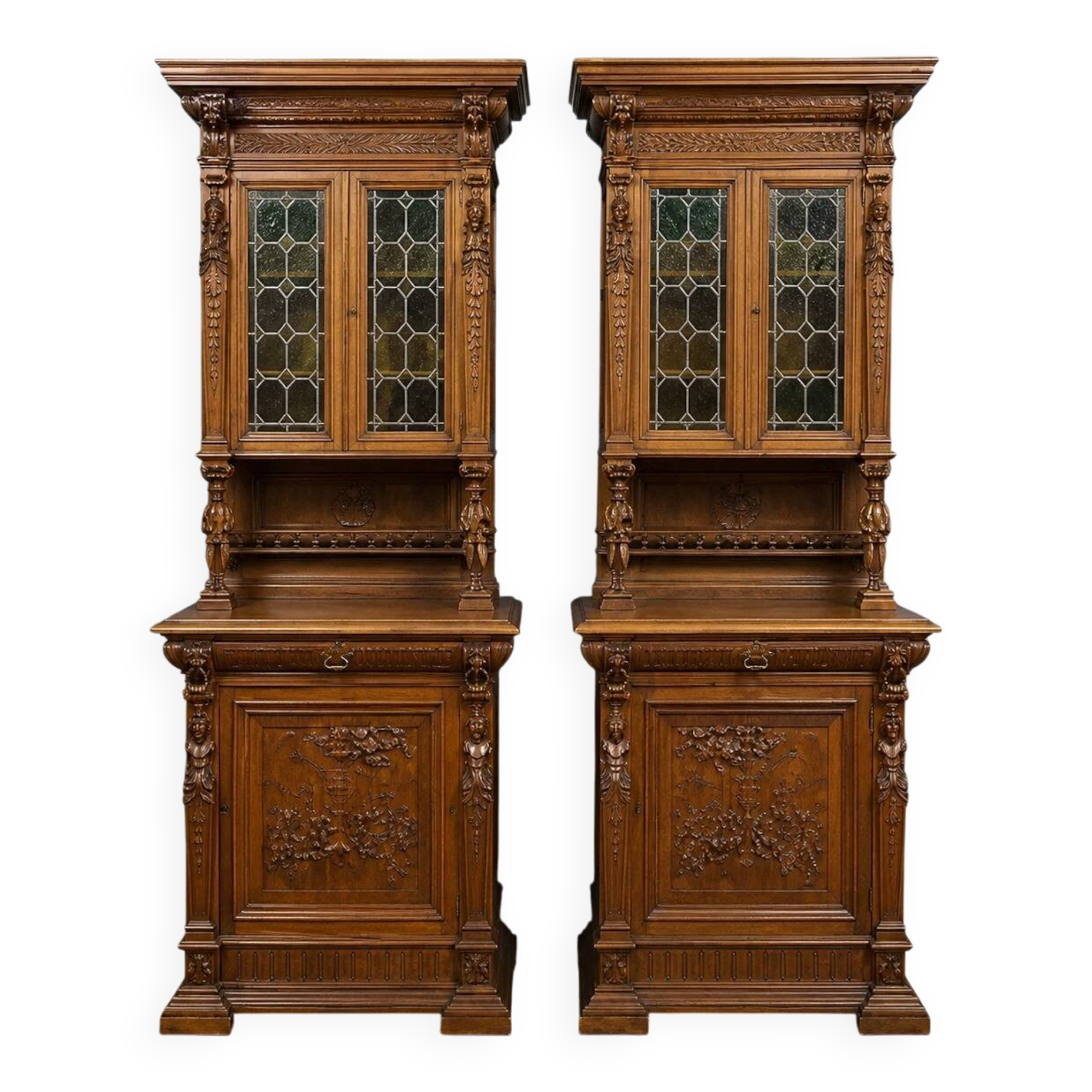 Paire de buffets deux-corps de style Renaissance richement sculp