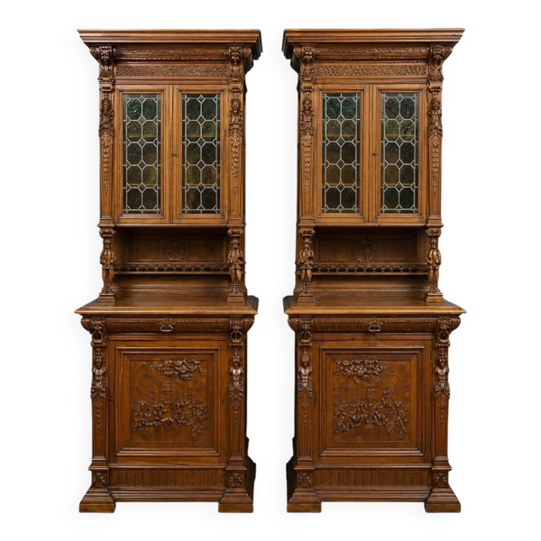 Paire de buffets deux-corps de style Renaissance richement sculp