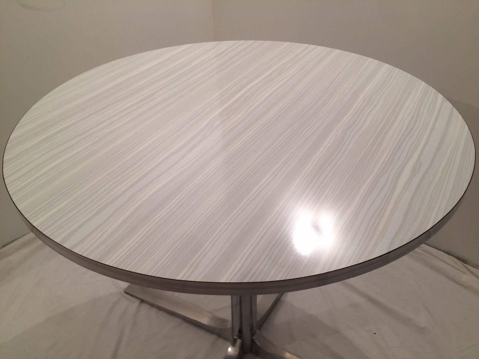 Table in white Formica, 3 chairs and 1 stool in gray leatherette