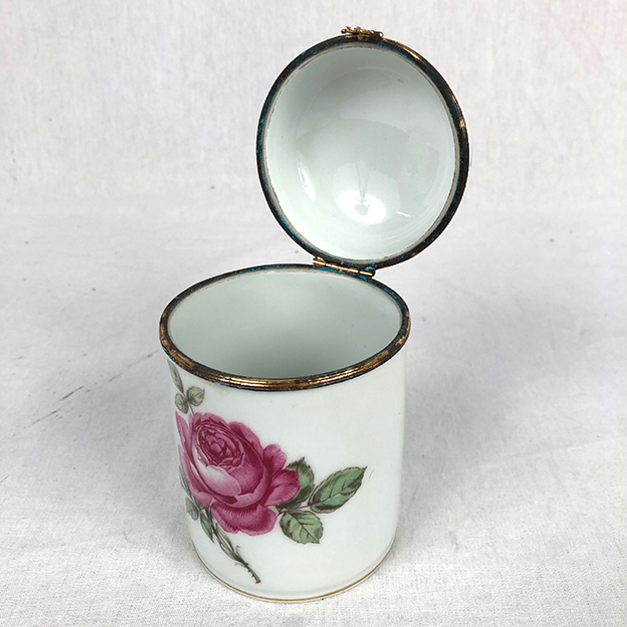 Porcelain box with lid, decorated with roses. Limoges, Singer circa 1950