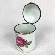 Porcelain box with lid, decorated with roses. Limoges, Singer circa 1950