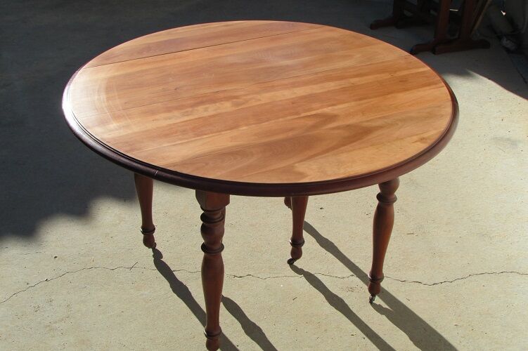 Extendable panel with pans on wheels in cherry