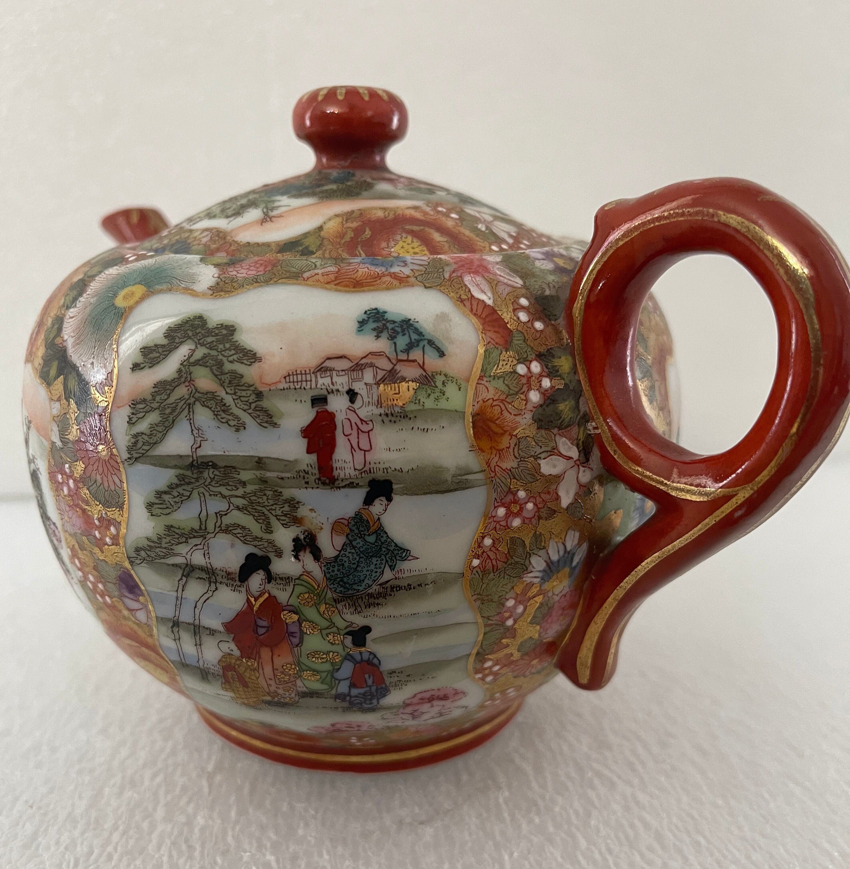 Teapot Satsuma porcelain polychrome décor signed Koshida around 1920