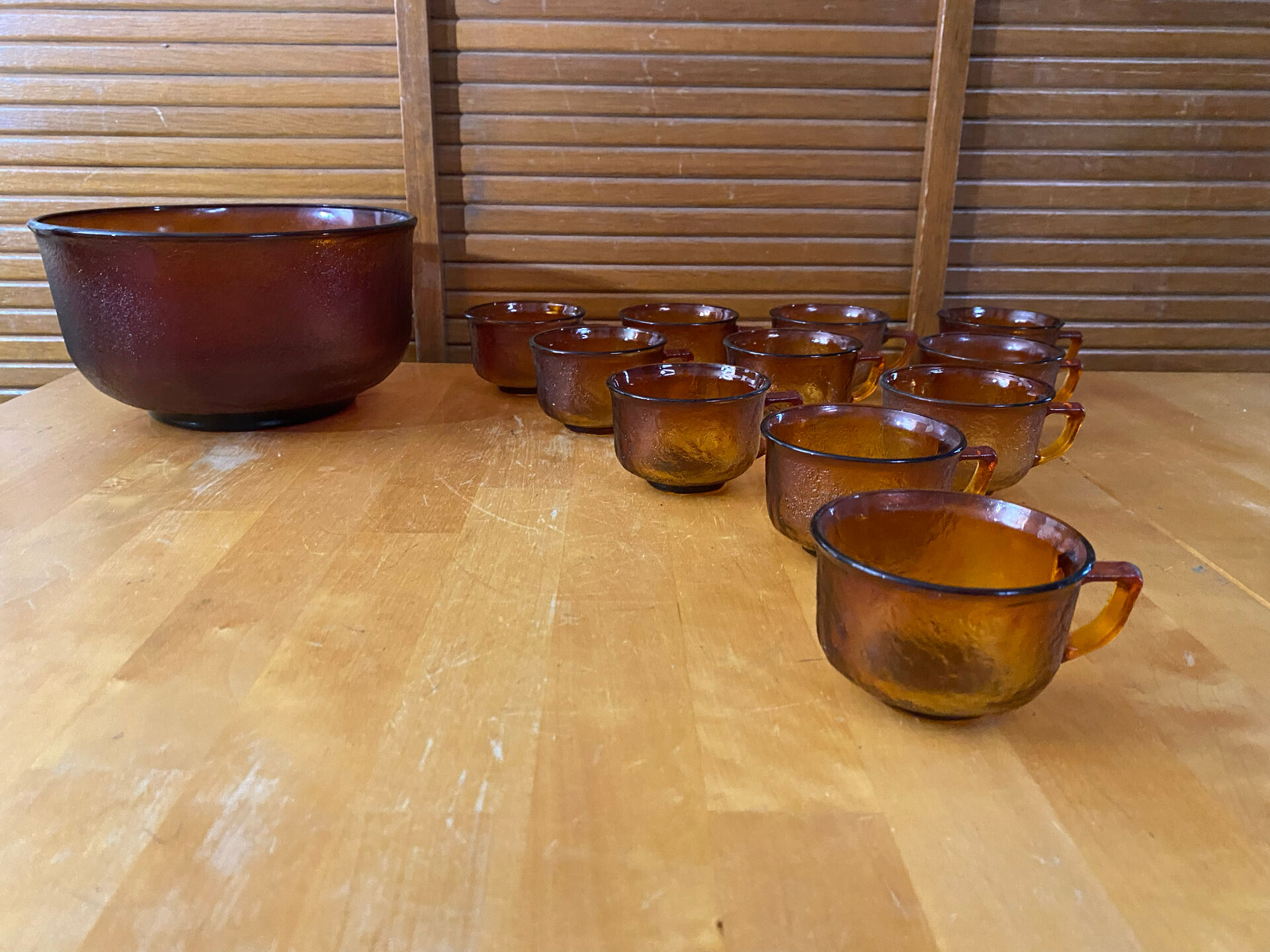 Salad bowl + 11 cups vereco frosted moulded amber glass 1970s vintage