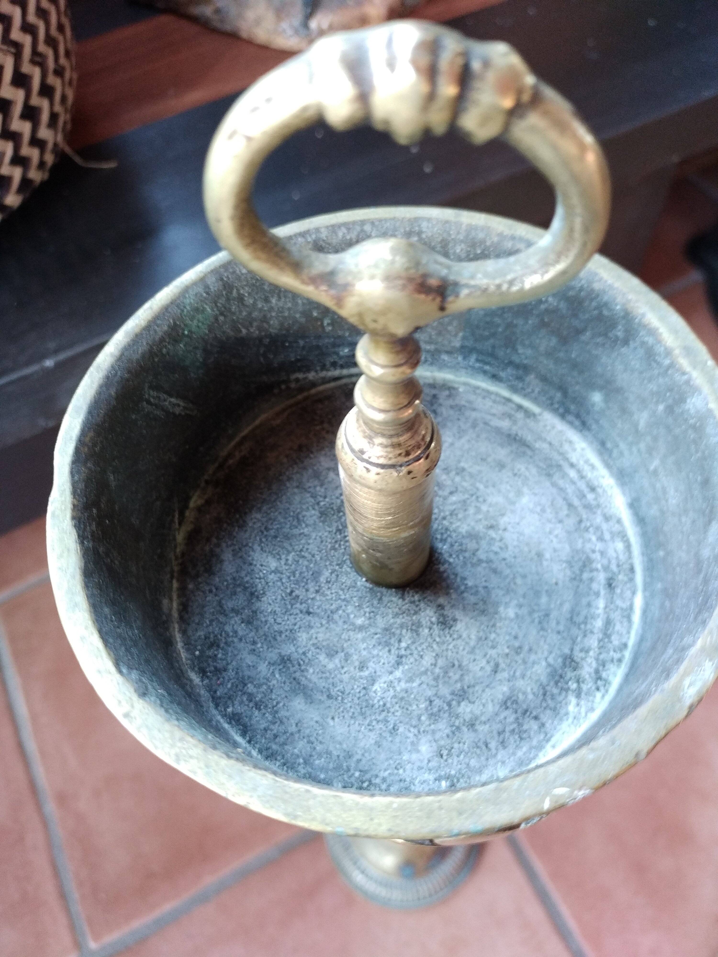 Ashtray on foot. Bronze and brass, with fleur-de-lis decoration.