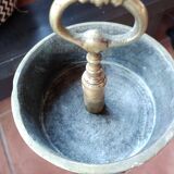 Cendrier sur pied . Bronze et laiton , à décor de fleur de lys .