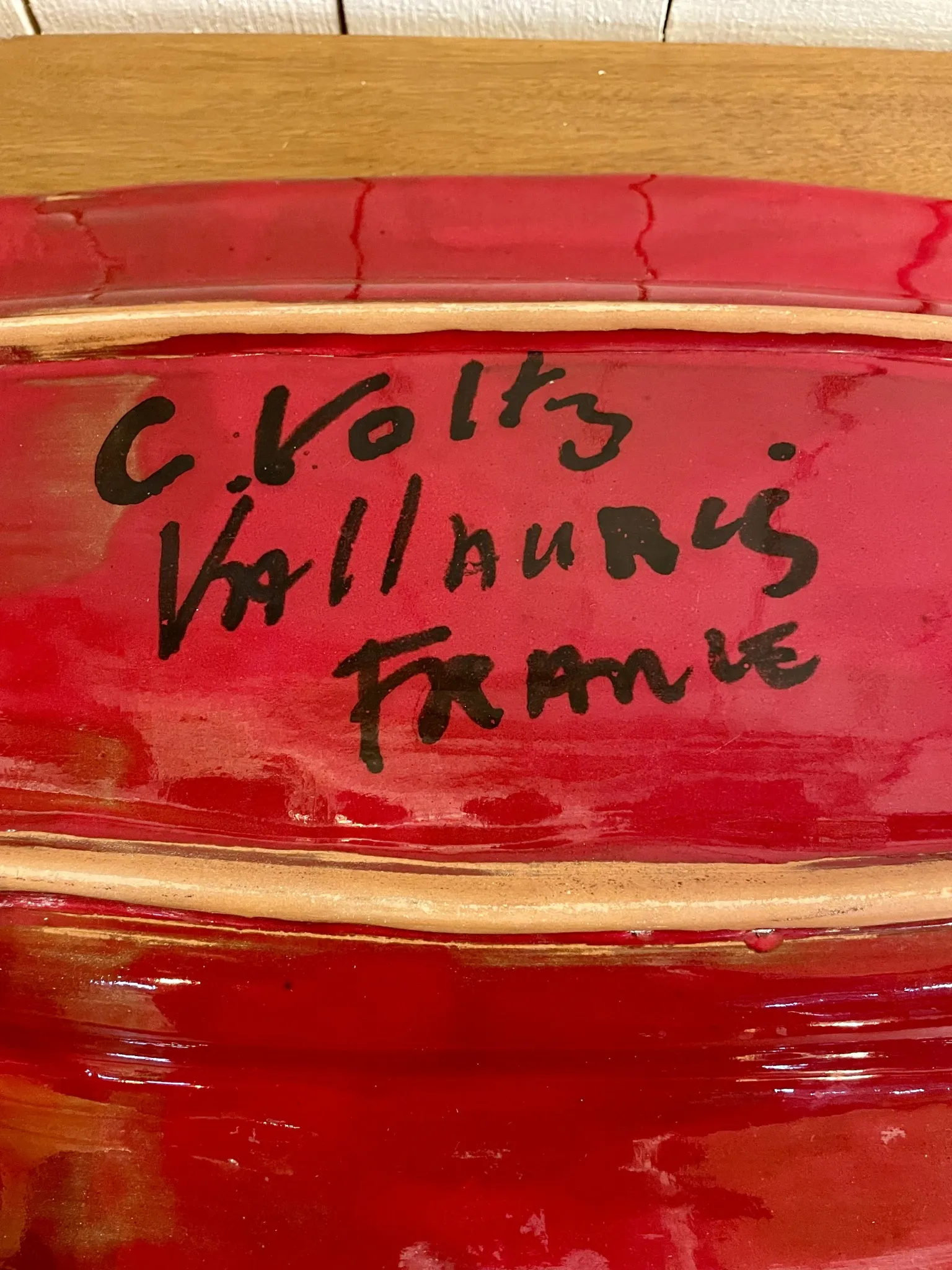 Plat en céramique rouge signé Voltz