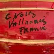 Plat en céramique rouge signé Voltz