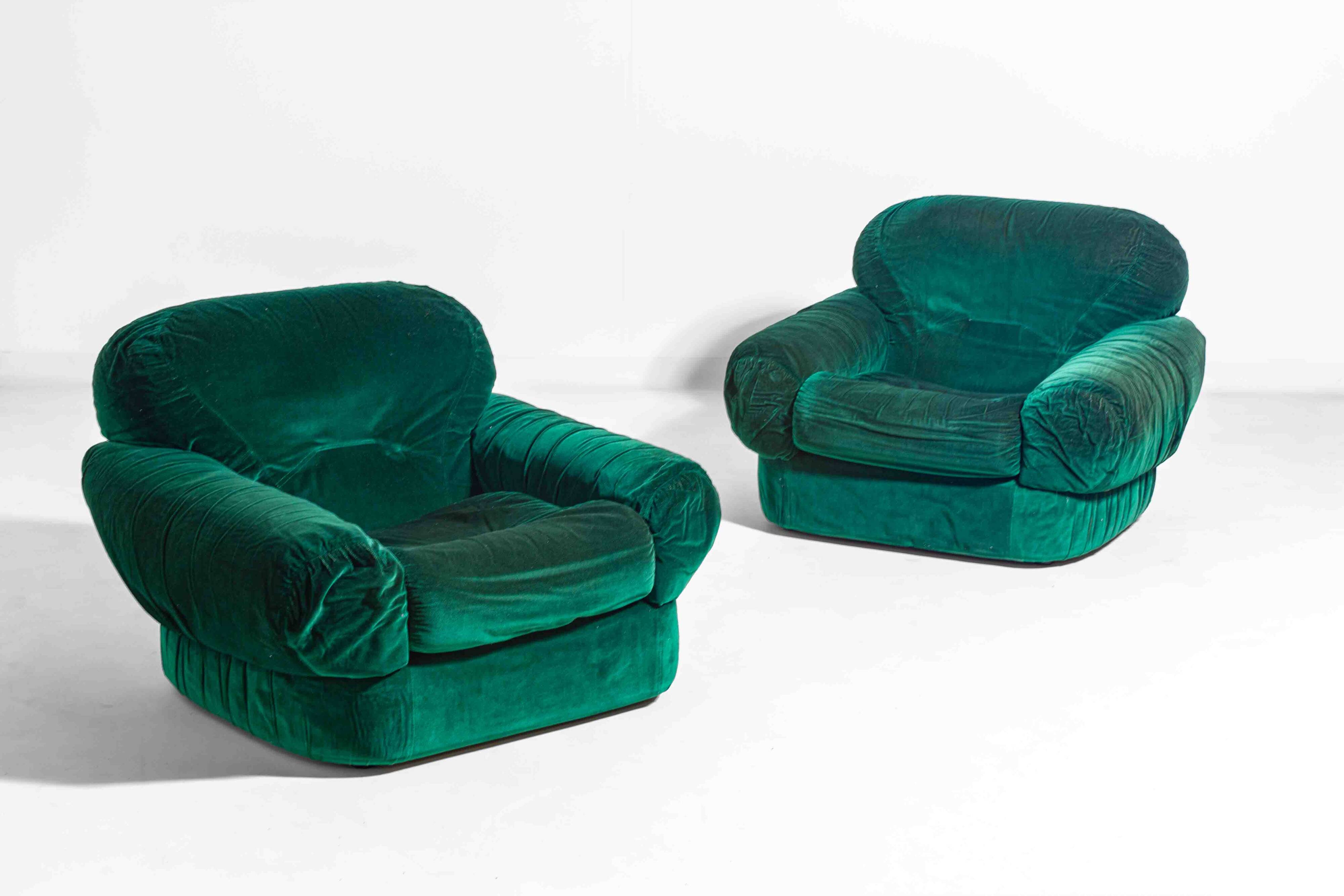 Paire de fauteuils de salon en velours vert, Italie, années 1970