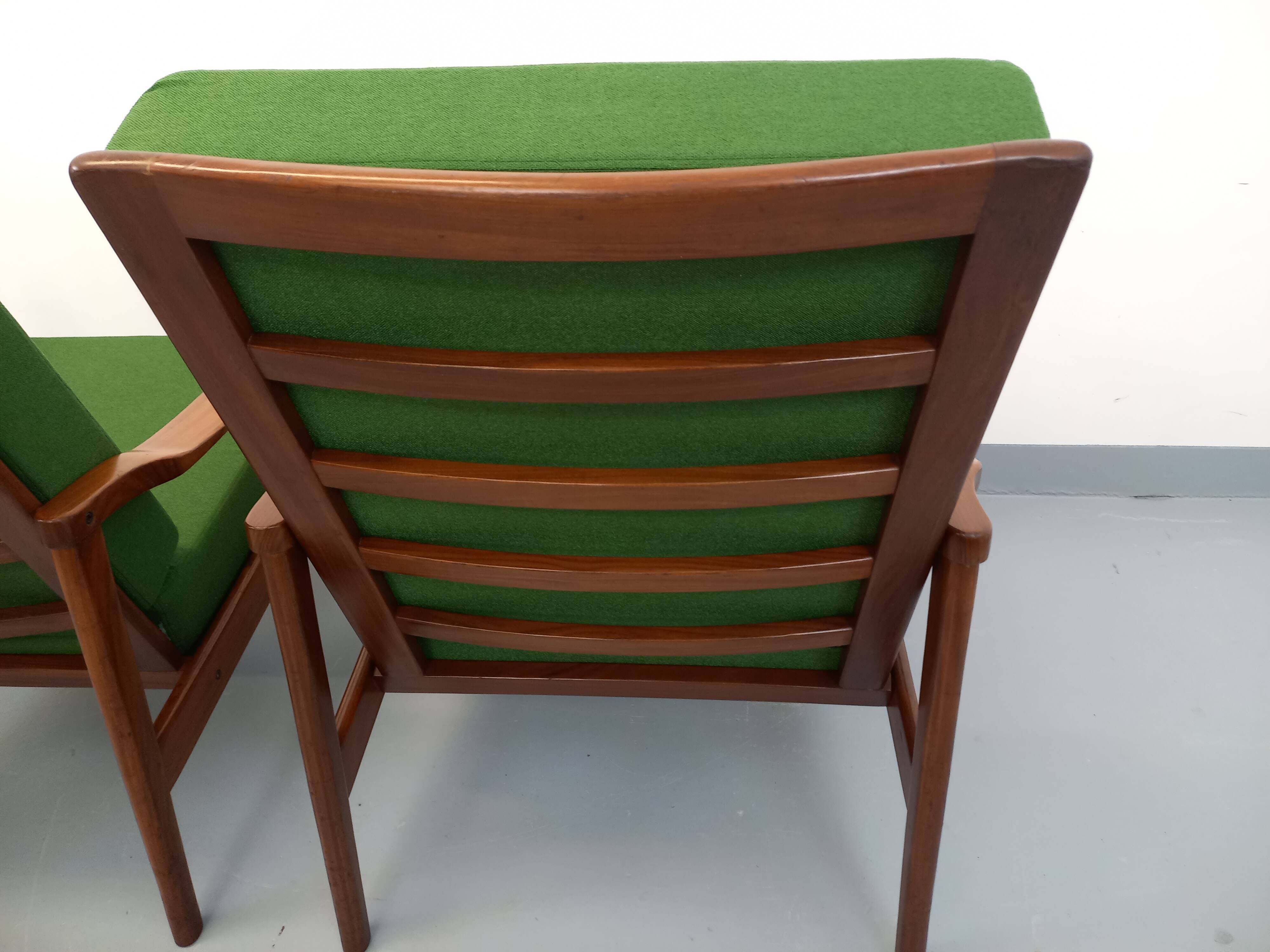 Paire de fauteuils scandinaves vintage en teck et tissu vert des années 60