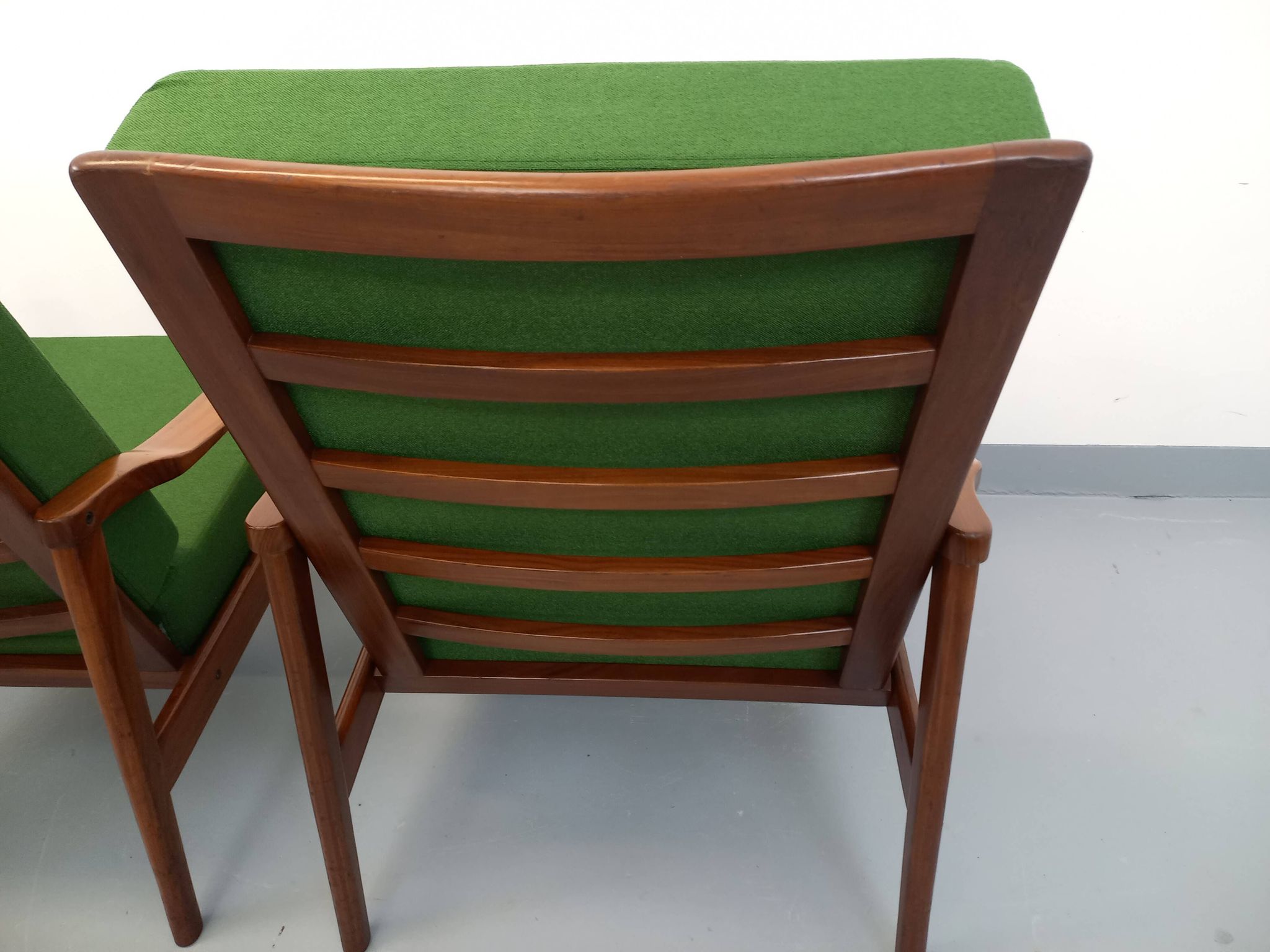 Pair of vintage Scandinavian armchairs in teak and green fabric from the 1960s.