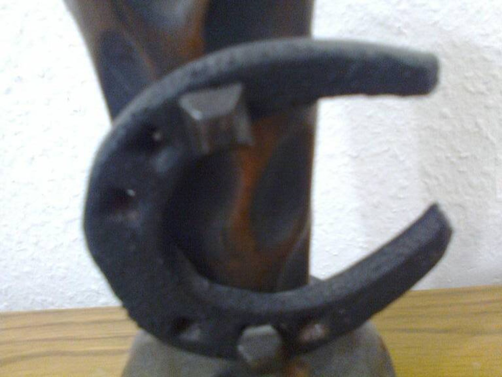 vase en bois sculpté pour fleurs sèches, décoré par un petit fer à cheval