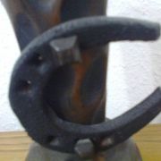 vase en bois sculpté pour fleurs sèches, décoré par un petit fer à cheval
