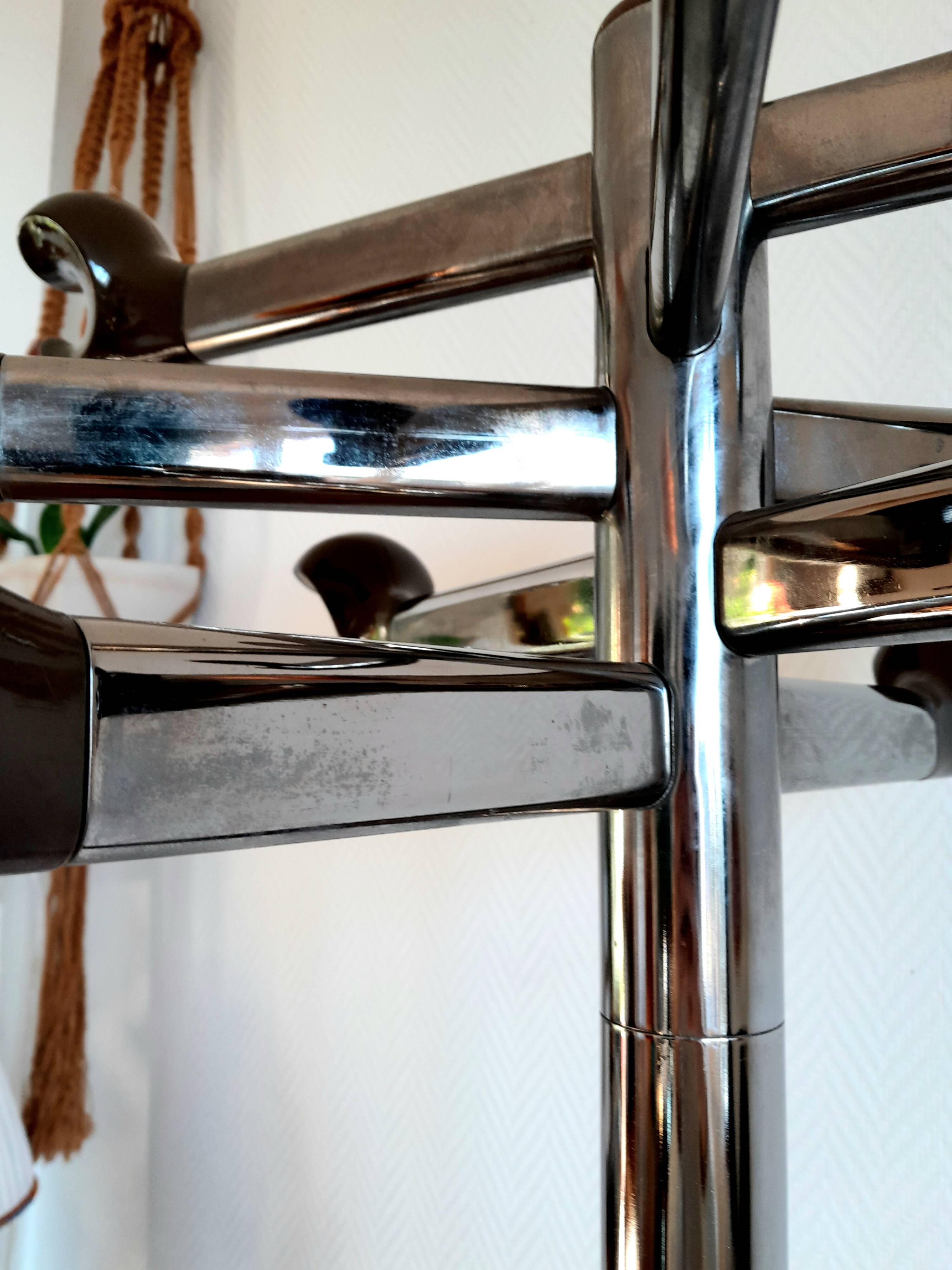 Space age 1970 coat rack in chromed metal and Bakelite