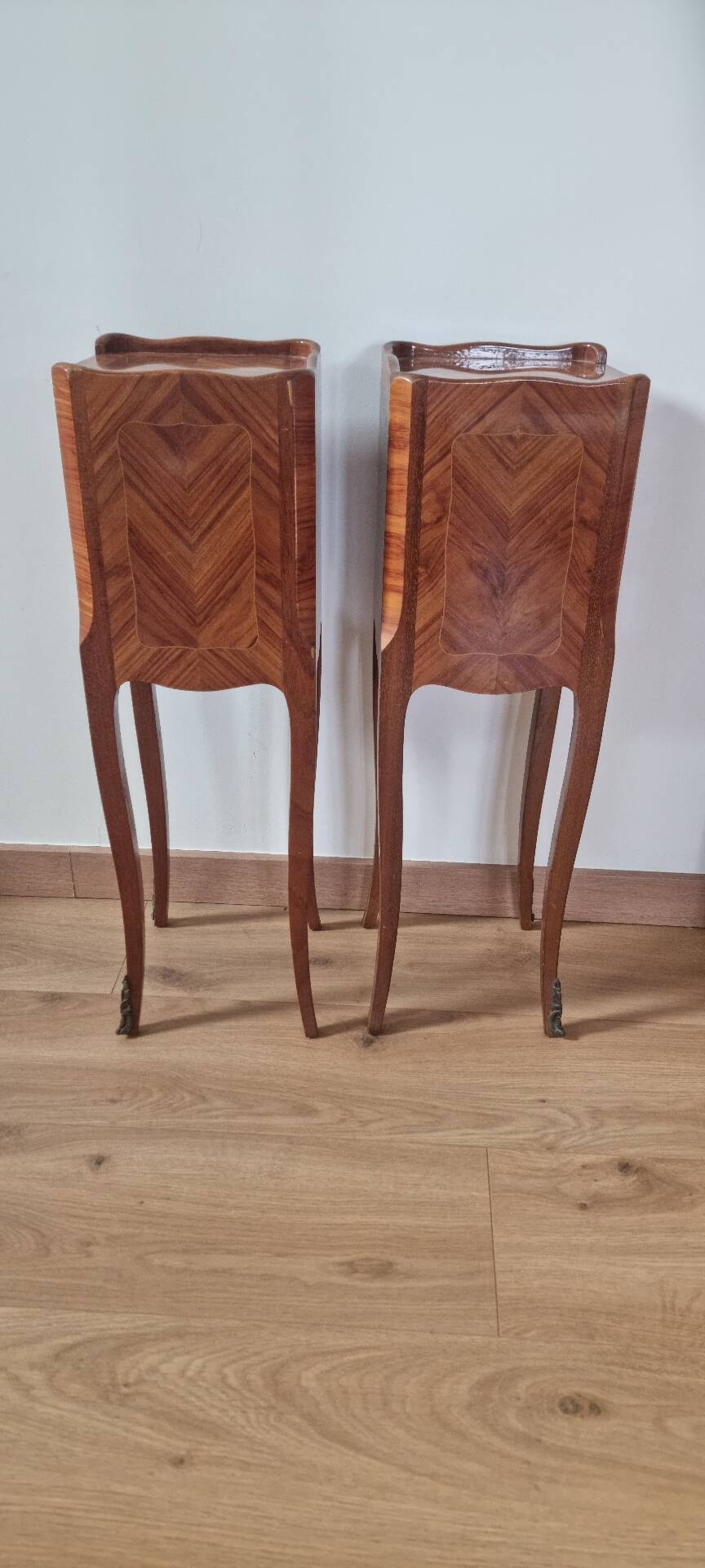 Paire de petits chevets de style Louis XV