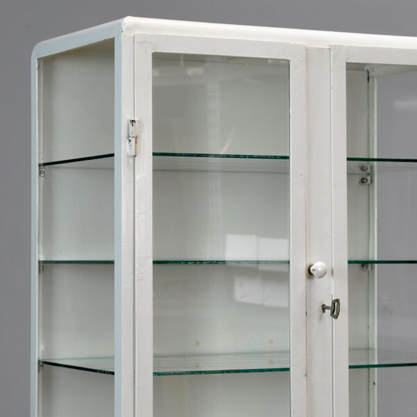 Armoire à pharmacie en fer, années 1950