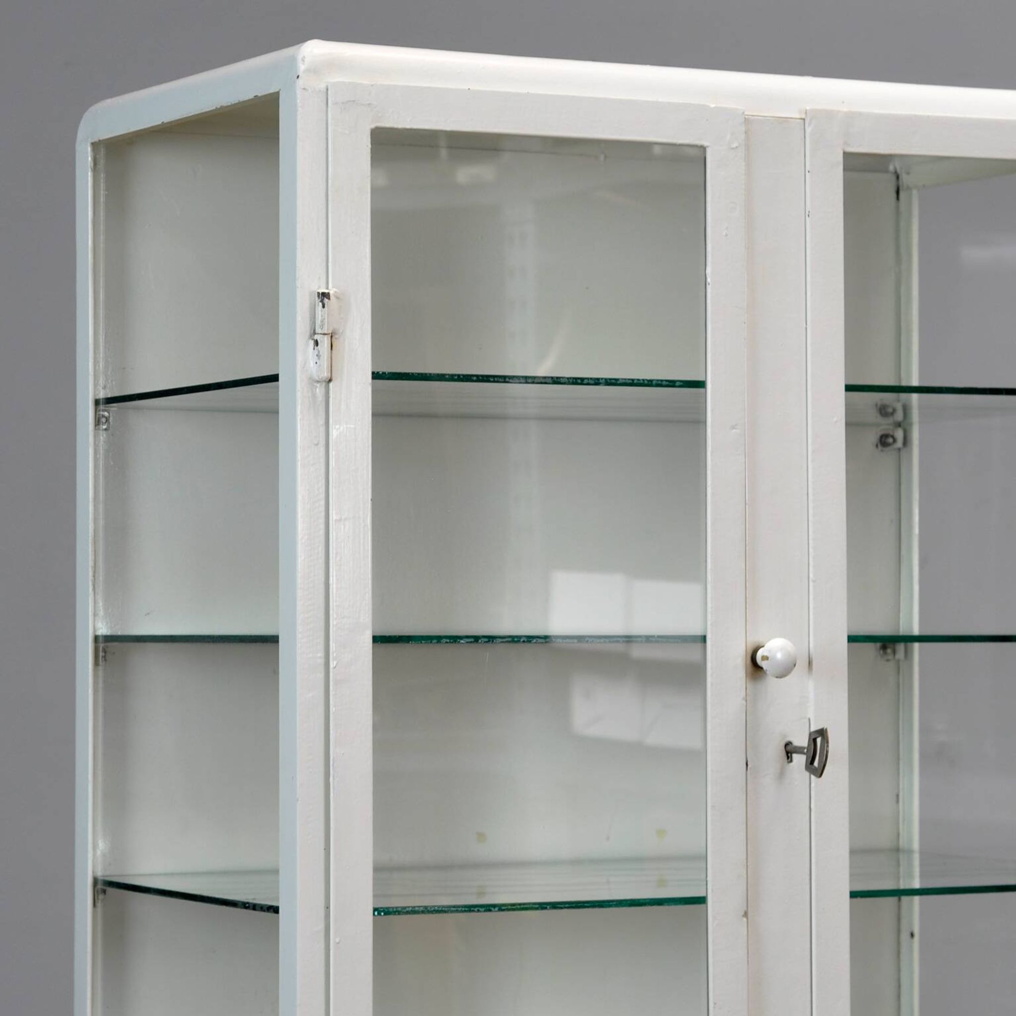 Armoire à pharmacie en fer, années 1950