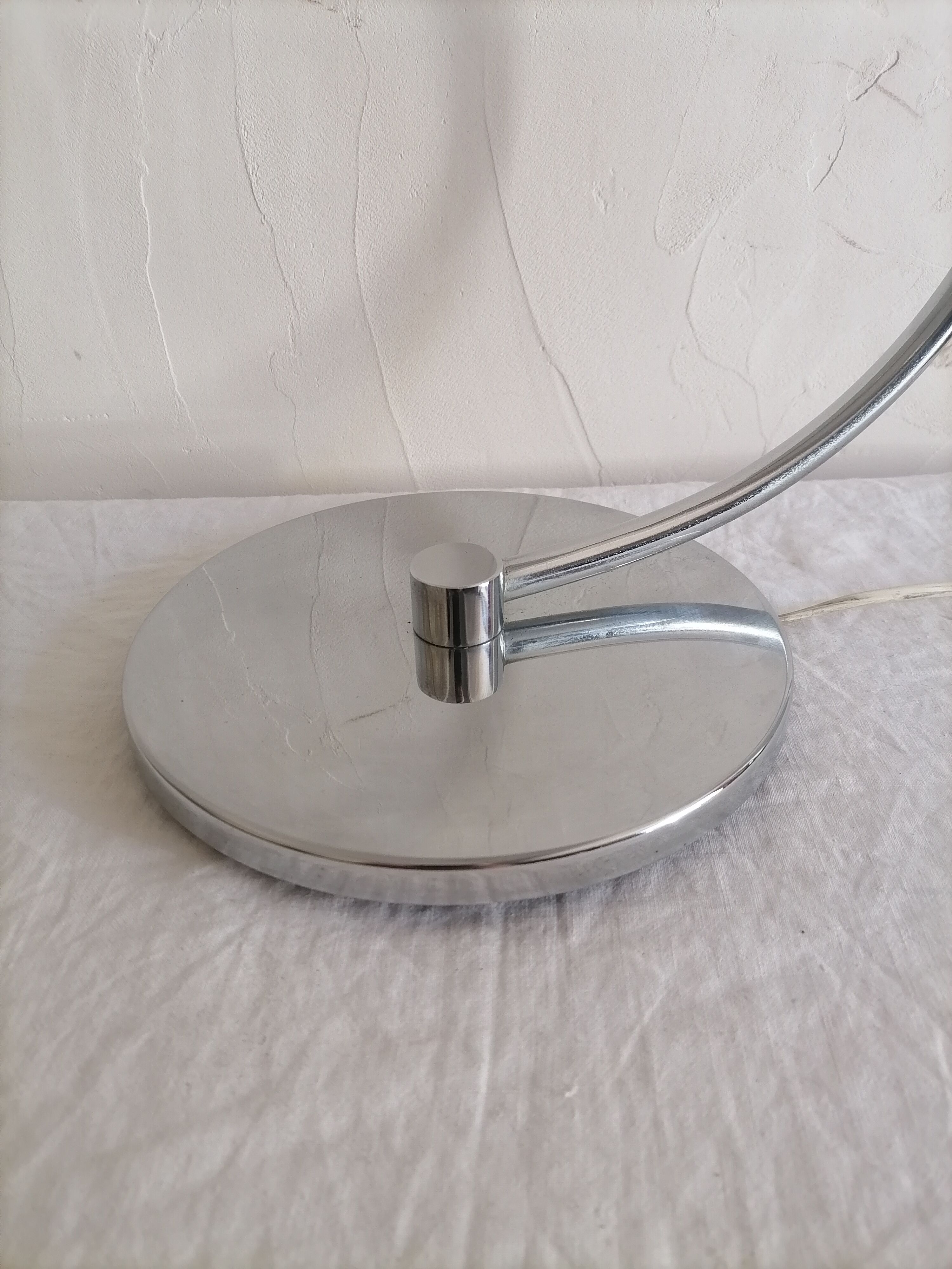 Lampe des années 70 en métal chromé