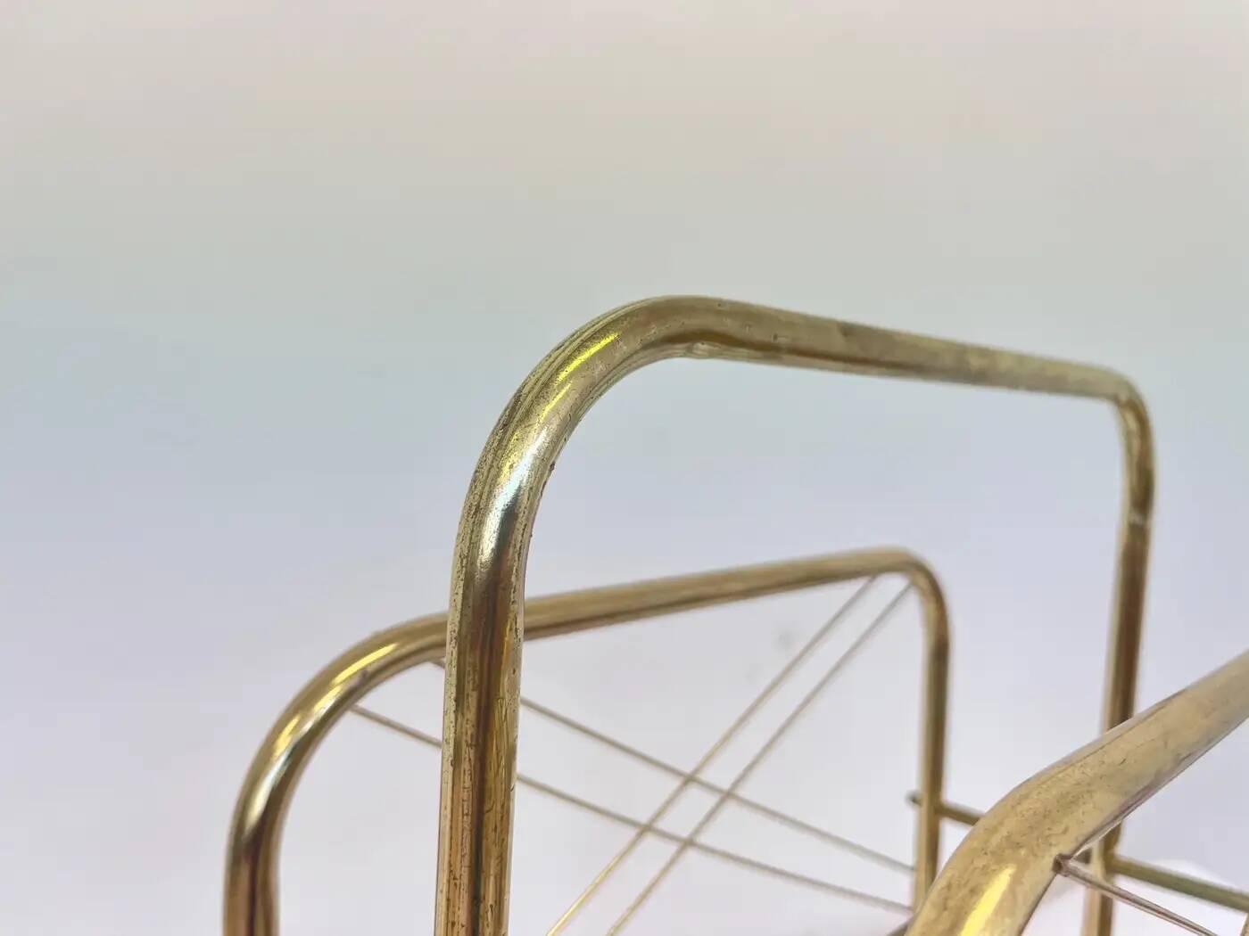 Présentoir à journaux/revues en métal doré des années 1980