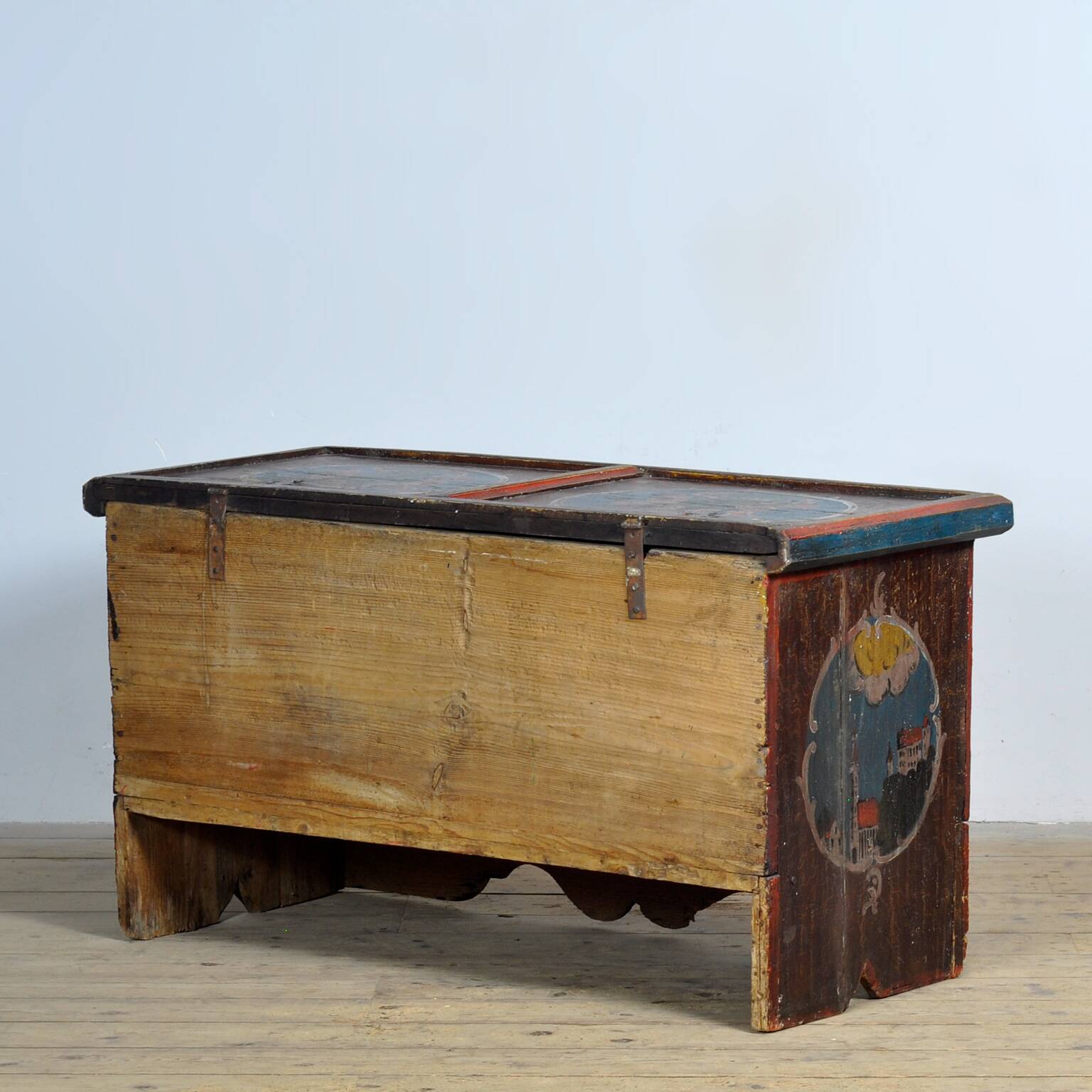 Coffre de mariage d'art populaire, daté de 1718