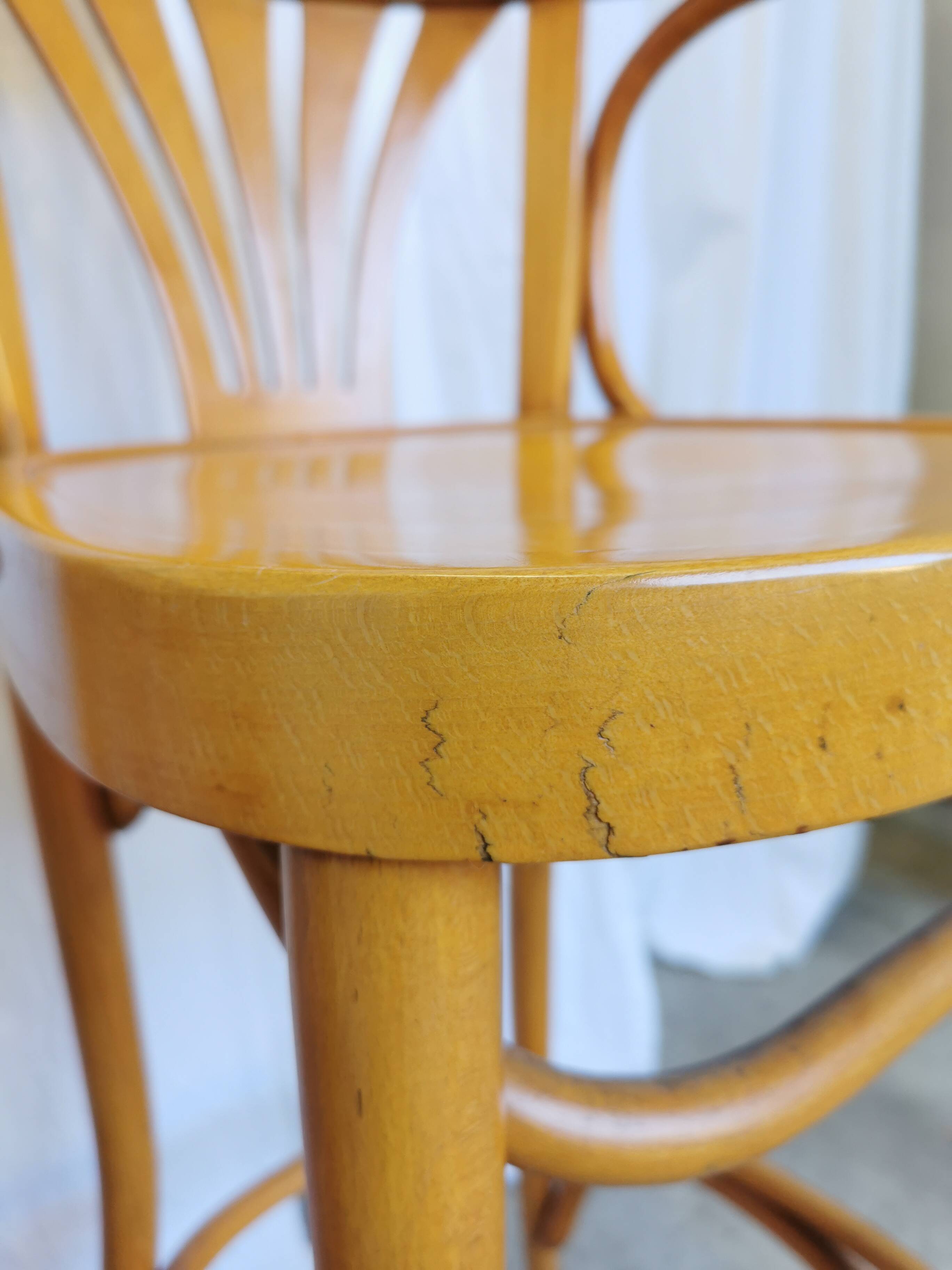 Ensemble de 4 chaises hautes de bar vintage en bois courbé avec accoudoirs / Couleur bois naturel