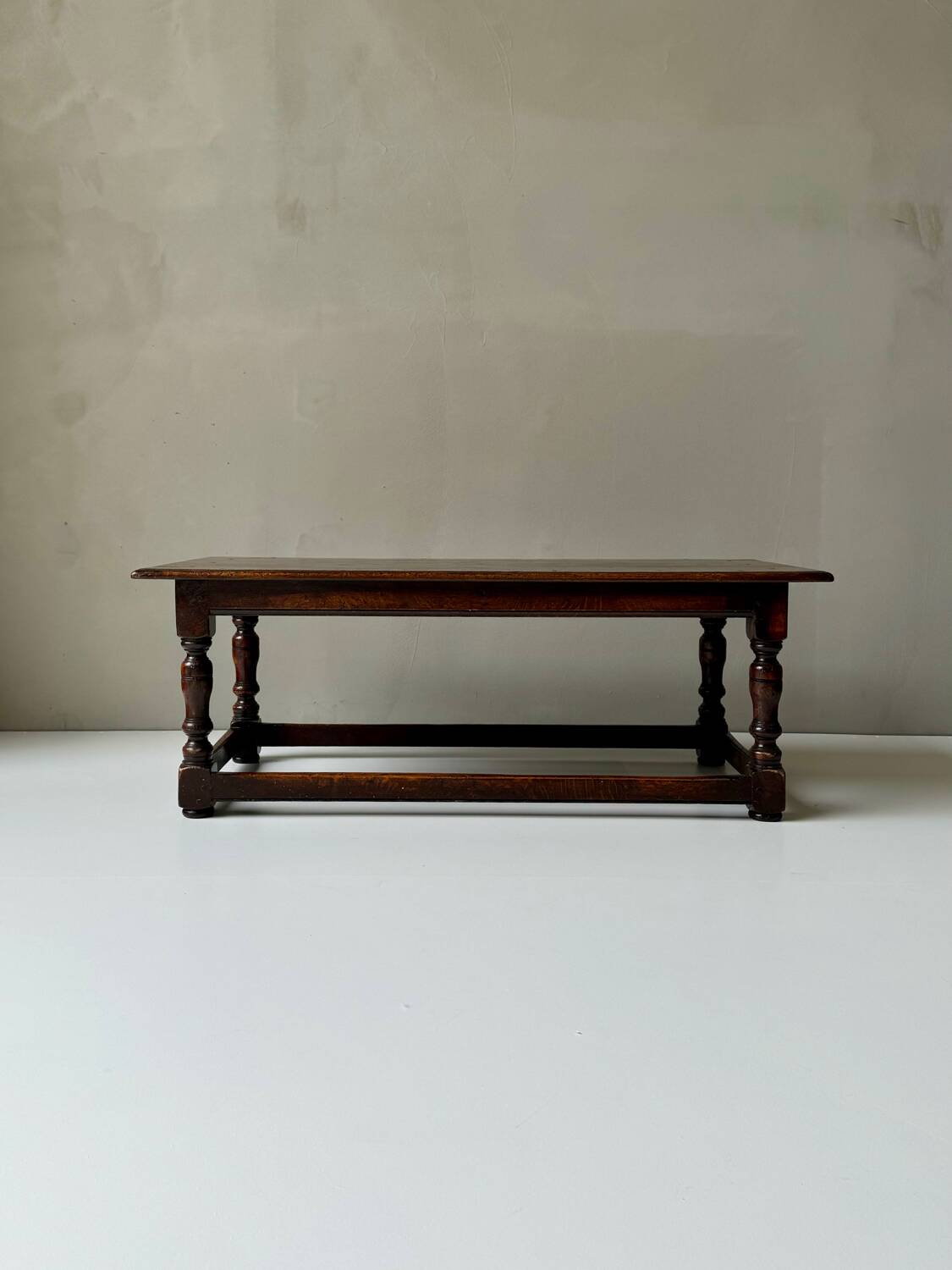 Table basse anglaise en bois par John Capon