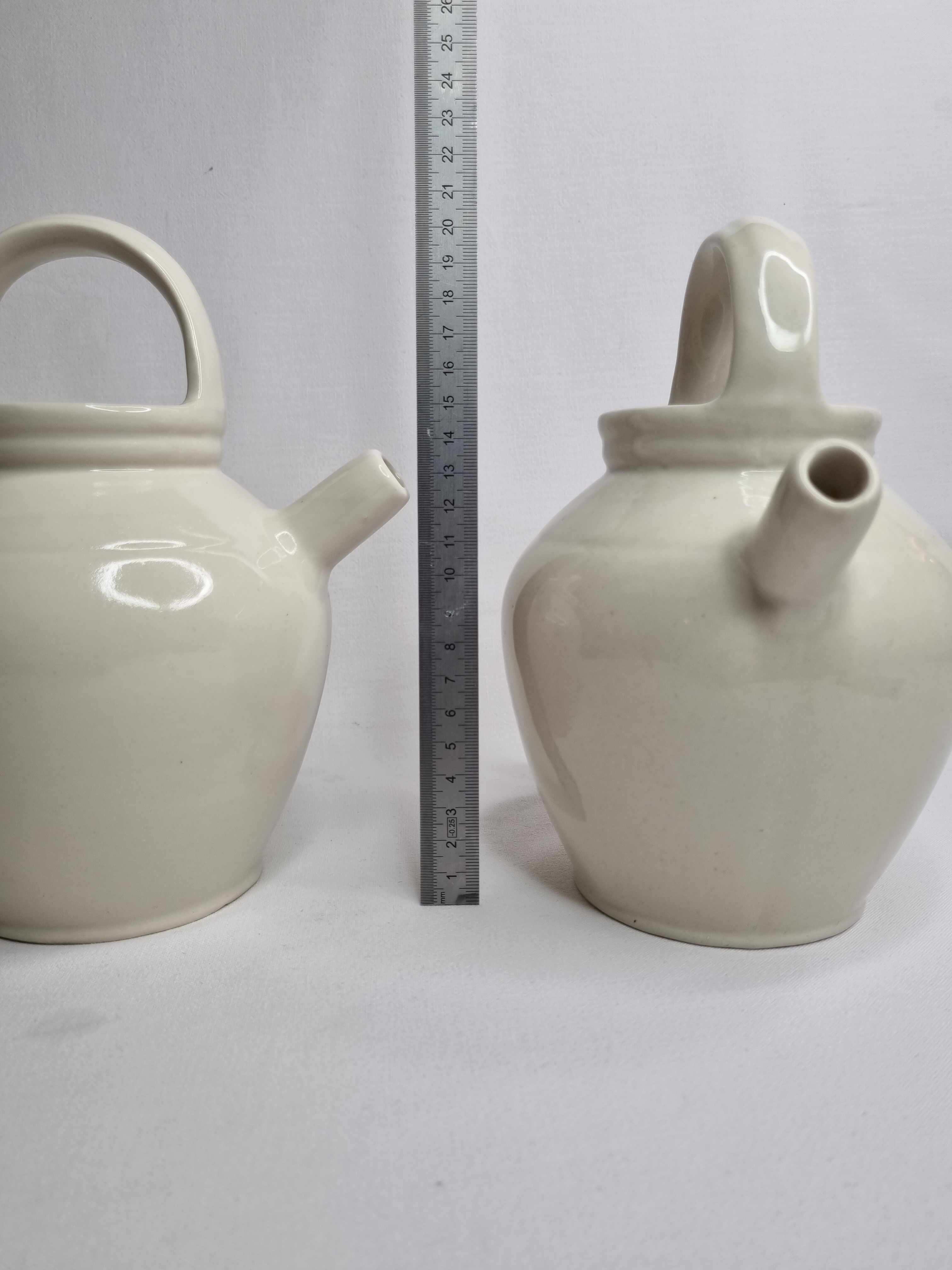 Paire de pichets en grès émaillé blancs, Digoin, 21 cm
