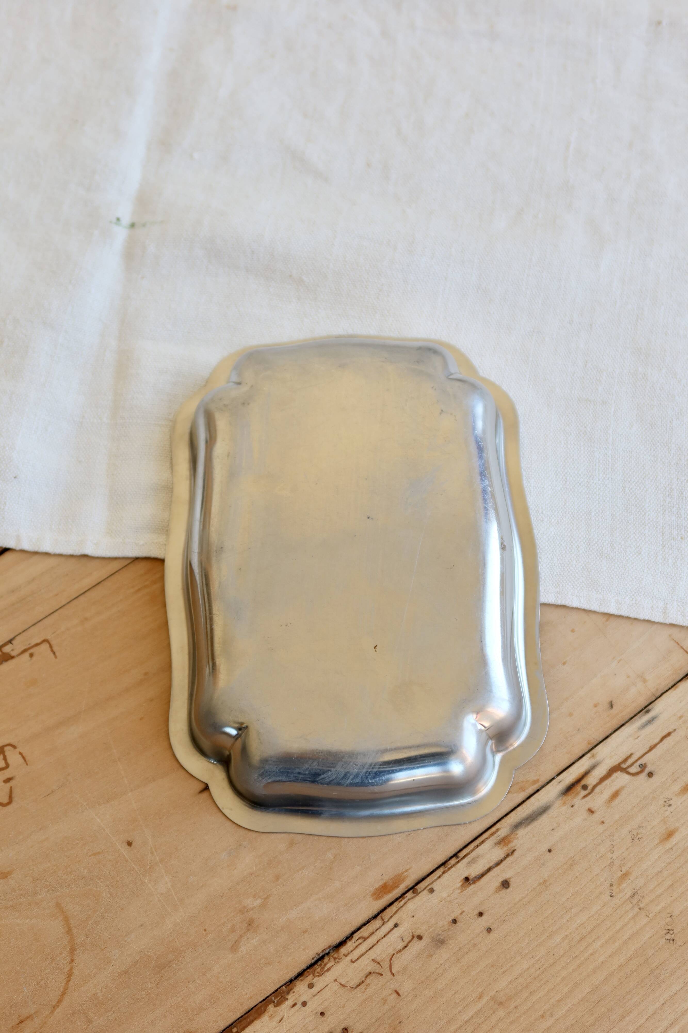 Vintage rectangular butter dish in shiny metal - Scalloped shape