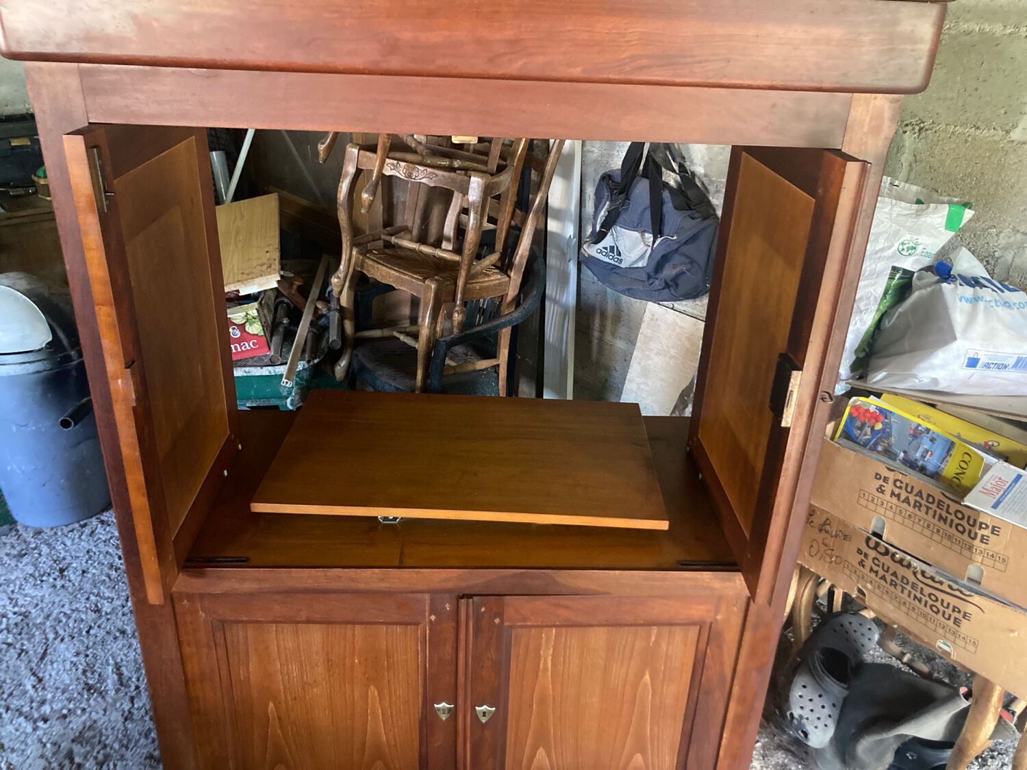 Cherry wood tv stand 1 m50 high by 1m wide