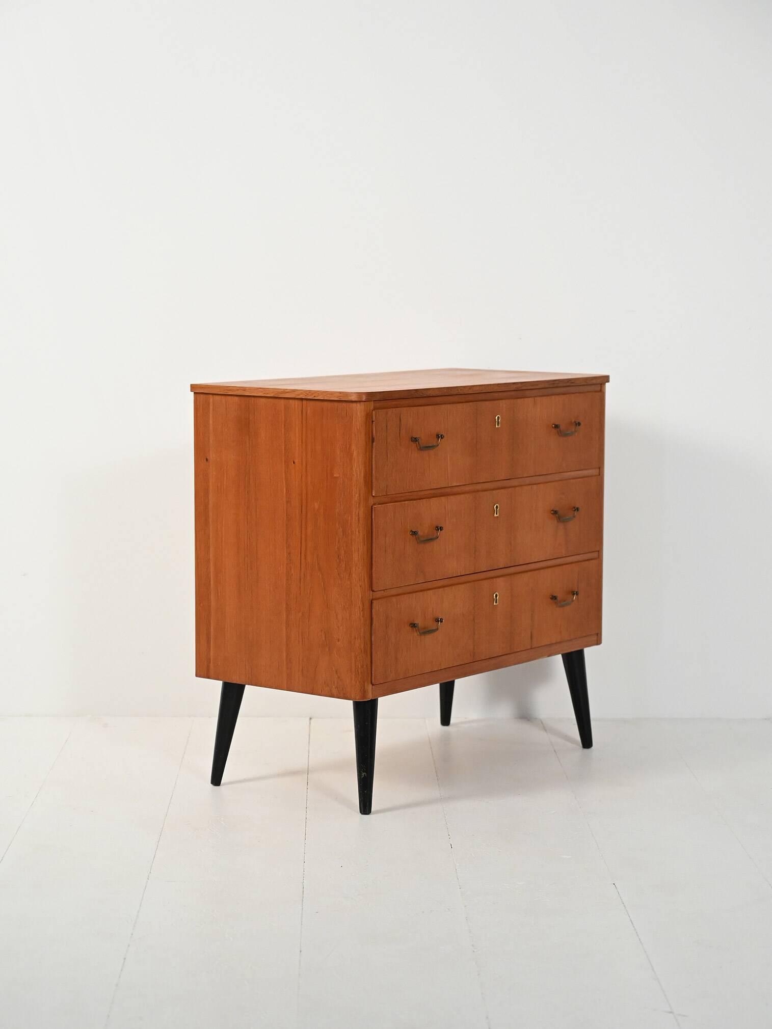 Commode scandinave en teck avec pieds noirs