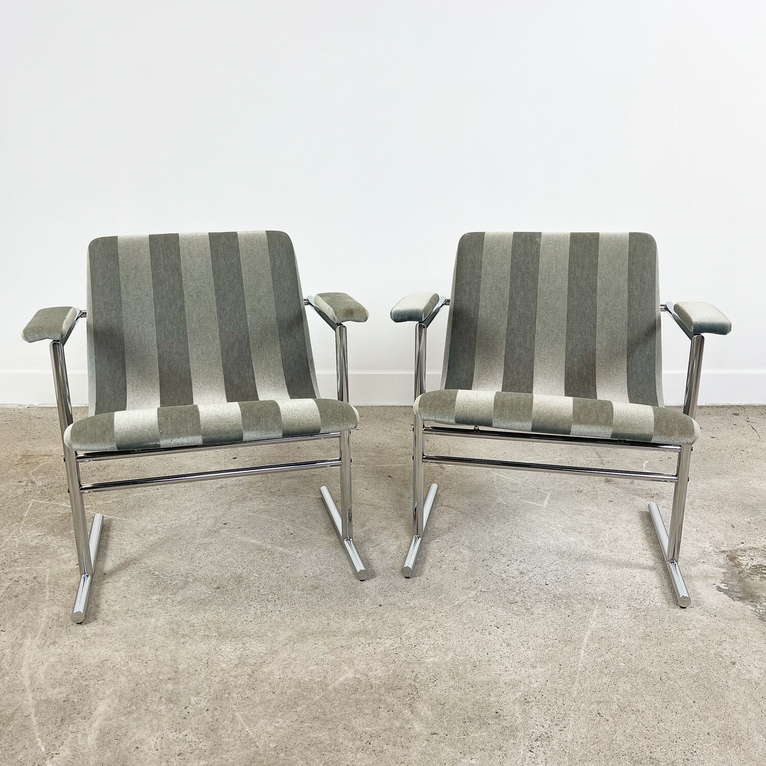 Set of two vintage design Oslo lounge chairs by Rudi Verelst for Novalux 1960s