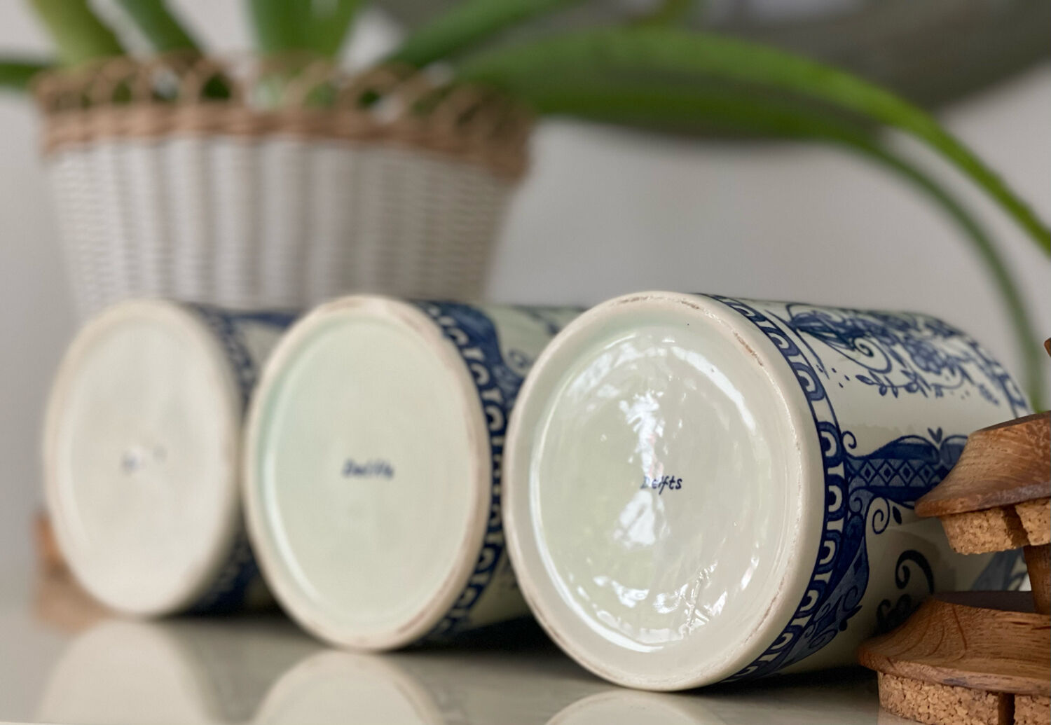 3 Delfts jars.