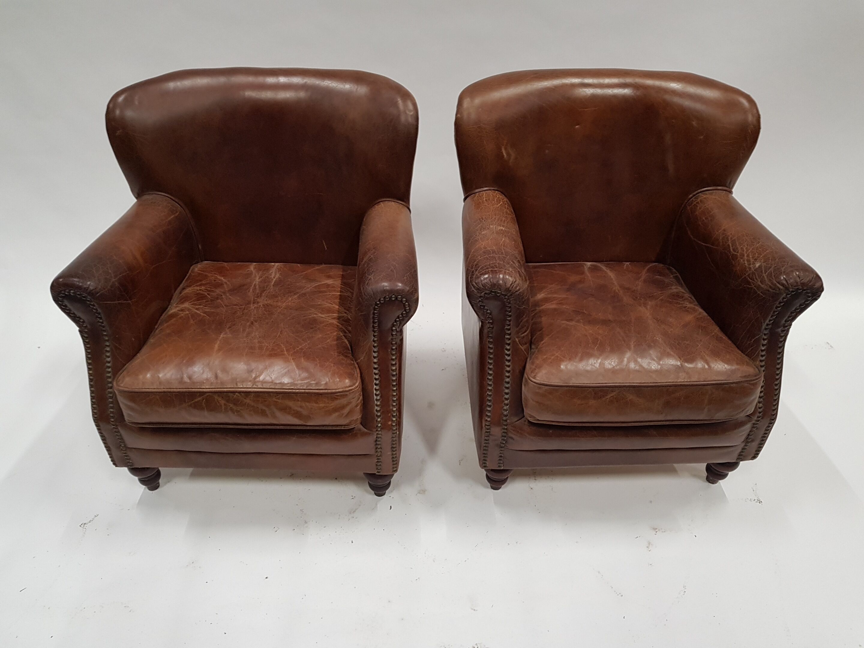 Paire de fauteuils club type "Parisien"