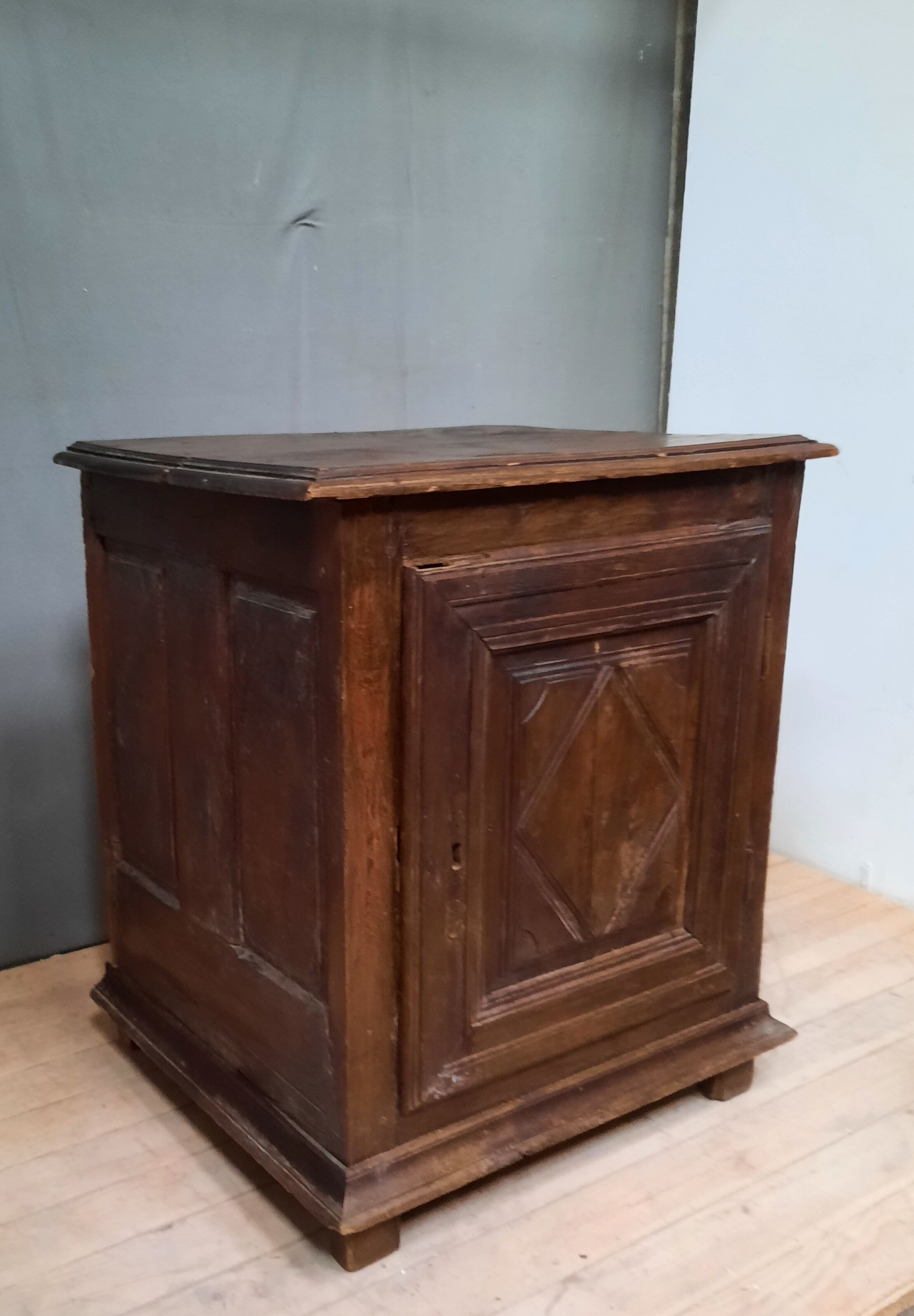 Louis XIII buffet at one door