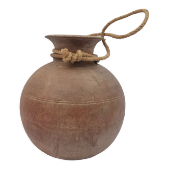 Ancien pot à lait himalayen taillé dans une seule pièce de bois avec sa corde en jute