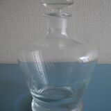 Carafe ancienne en verre soufflé et gravé