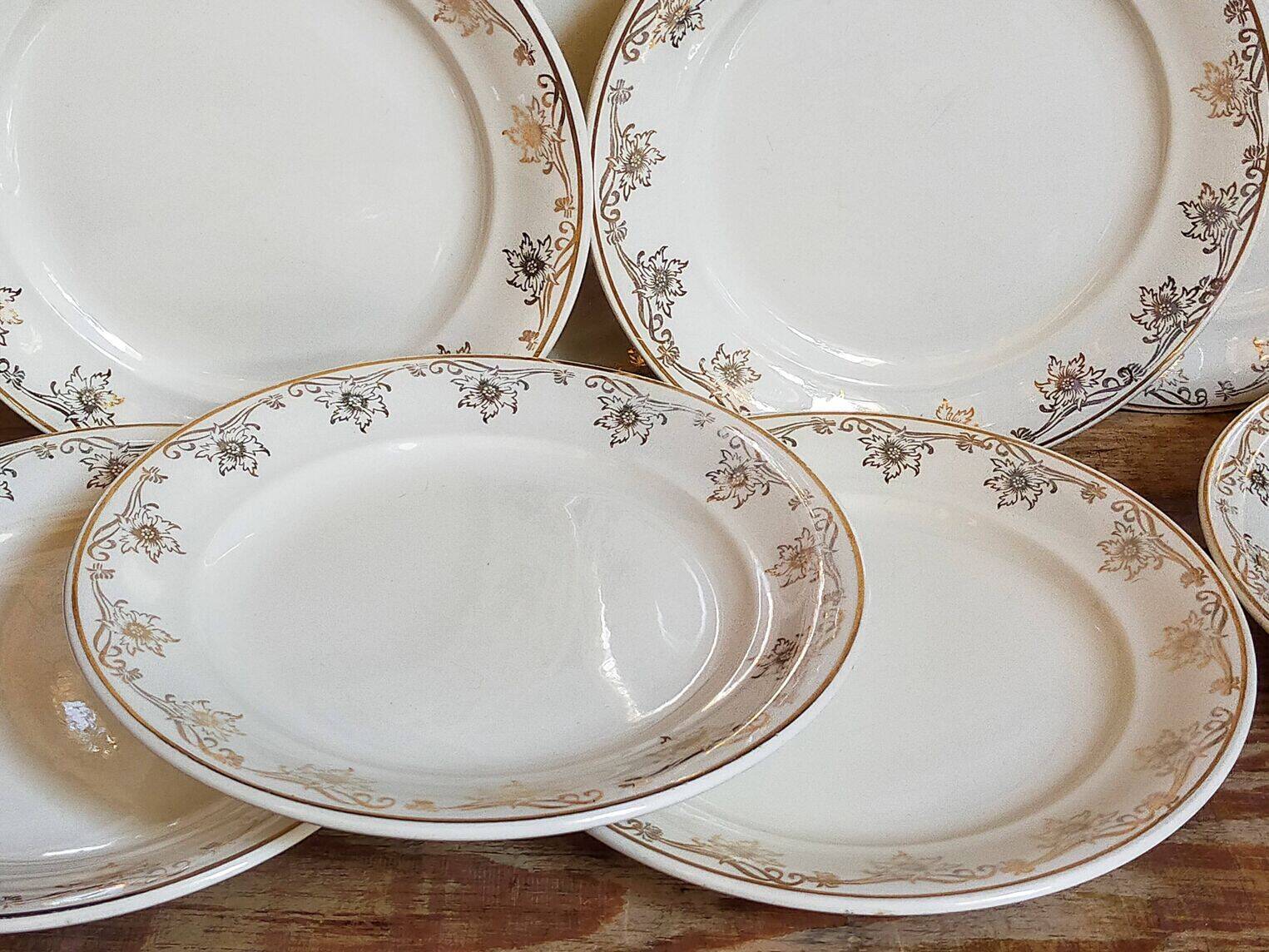 Eight Villeroy & Boch dessert plates with gold decor