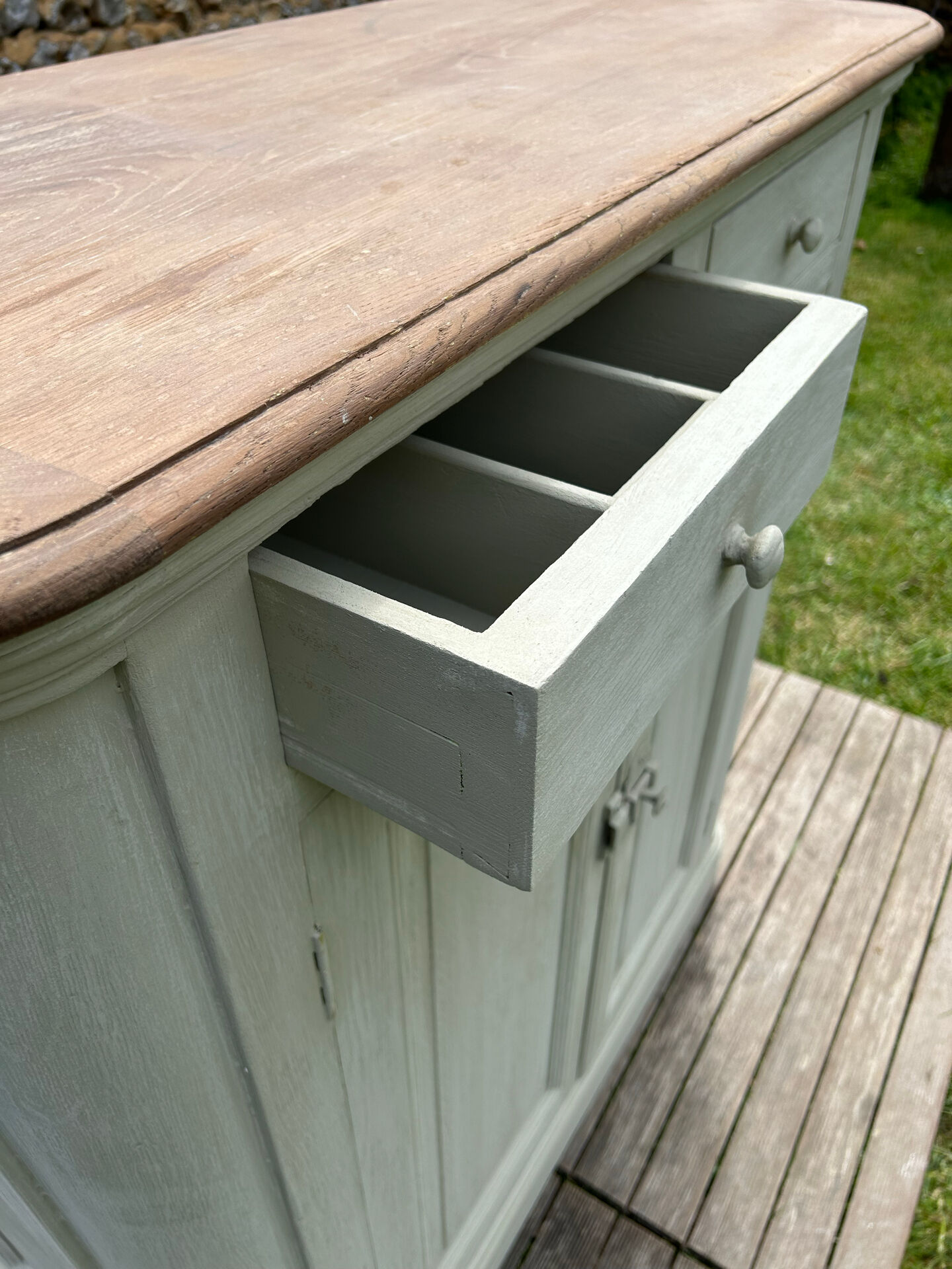 Buffet d’office sur plinthe en chêne gris mastic