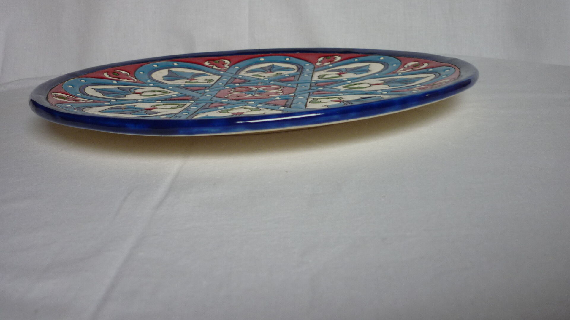 Flat enamelled geometrical patterns