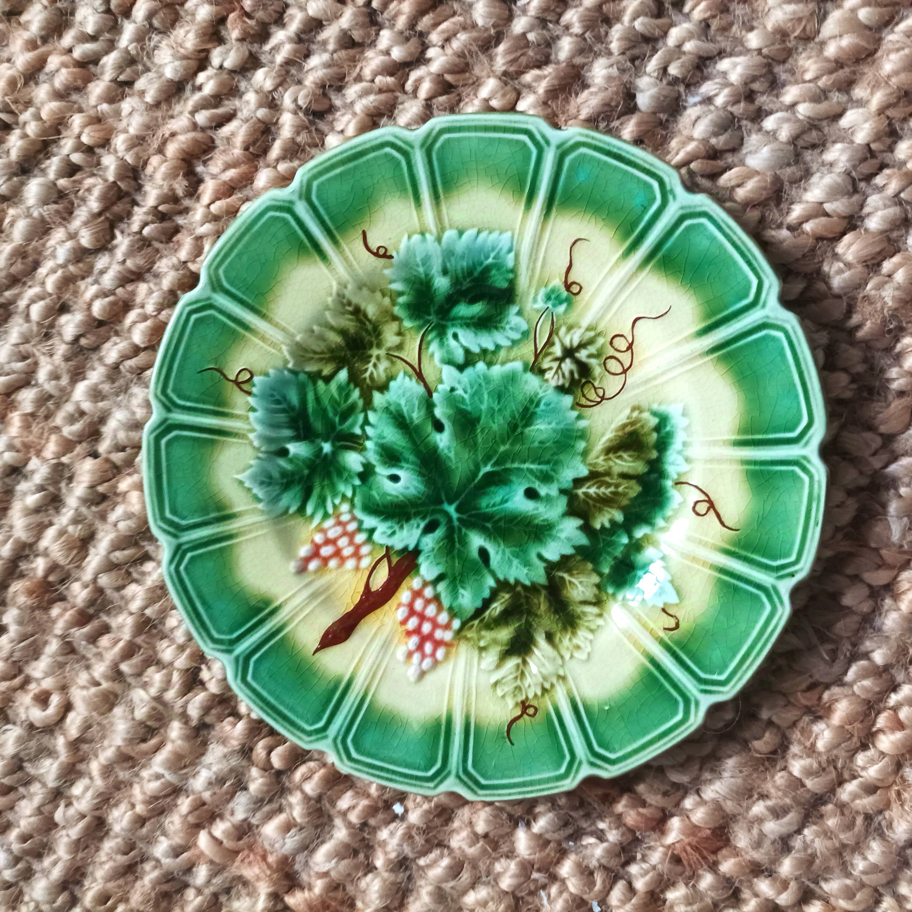 SARREGUEMINES RARE ASSIETTE EN BARBOTINE DECOR POMMES Saint-Jores 50250