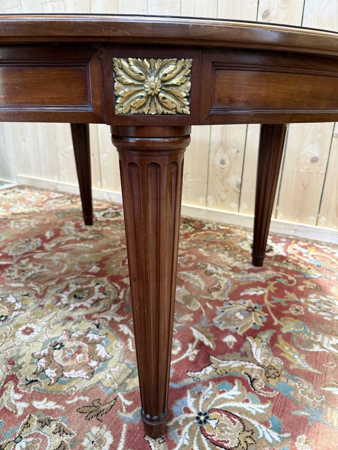 Oval dining table in Louis XVI style made of mahogany.