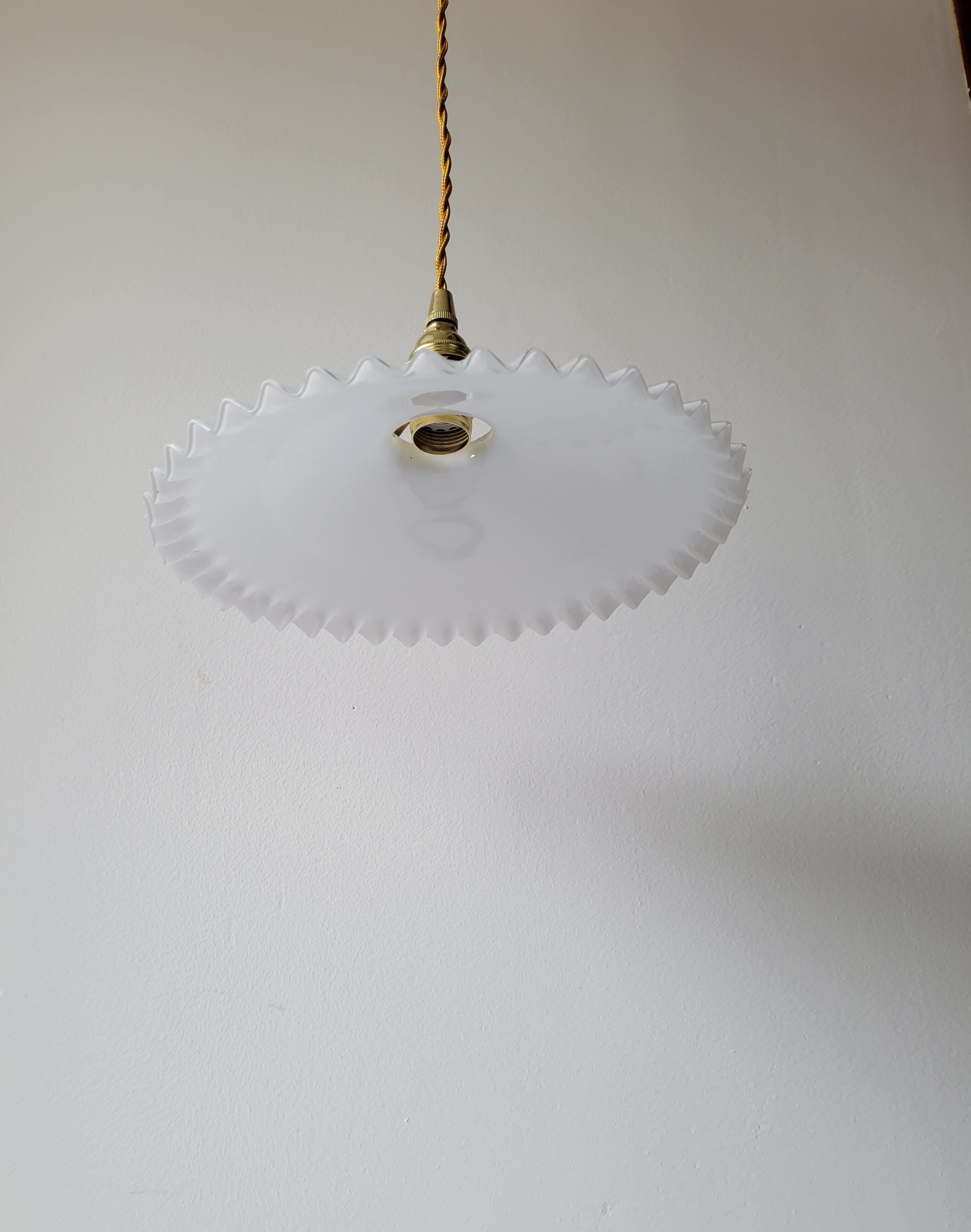 Serrated opaline suspension